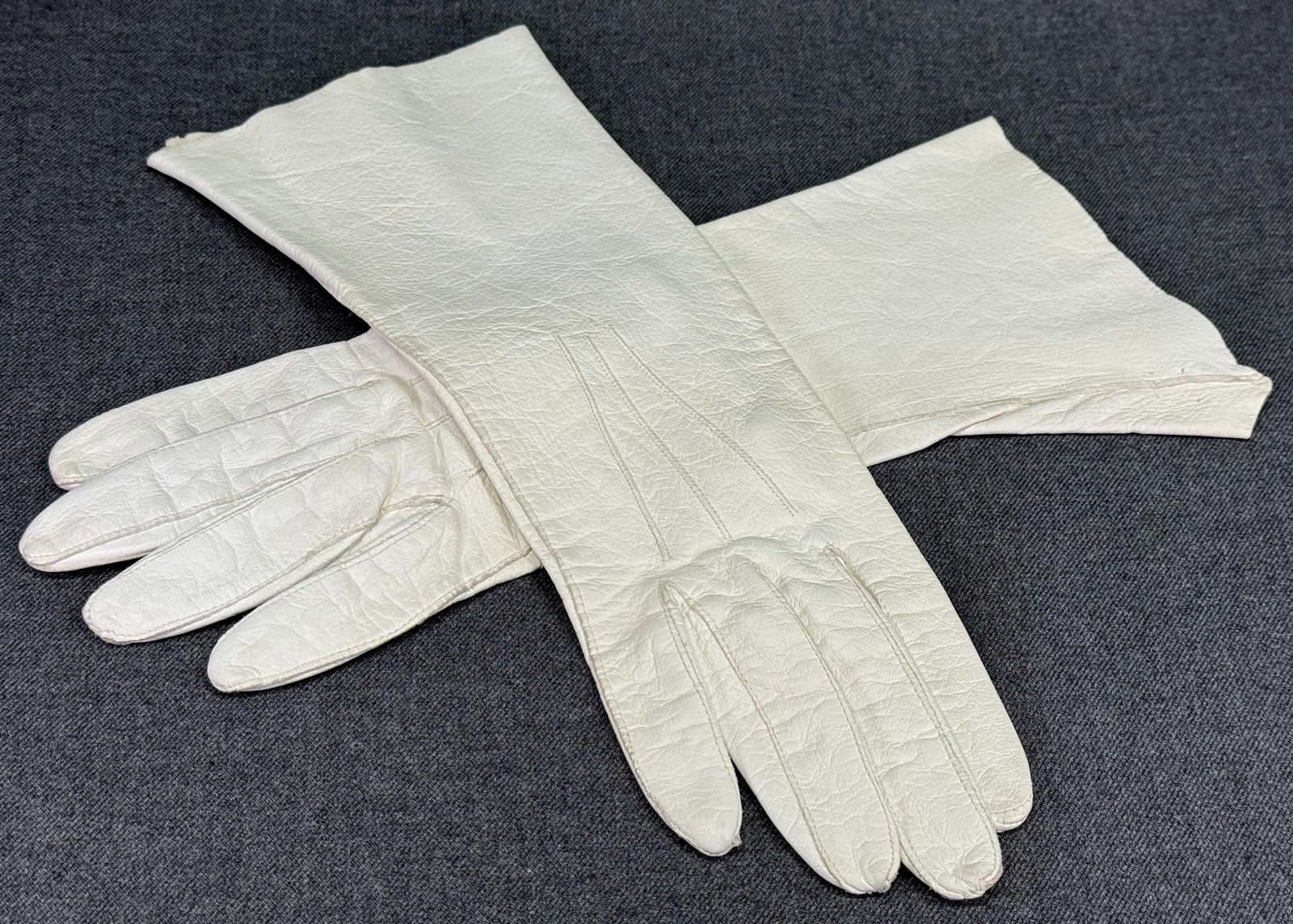 Vintage genuine leather gloves.: IN HOUSE FLAT SHIPPING & HANDLING COST WITHIN ALL THE U.S. : 7 To bypass LiveShipping, and use our In-House shipping service for 7 or shipping combined for multiple lots, please select “Arrange Your