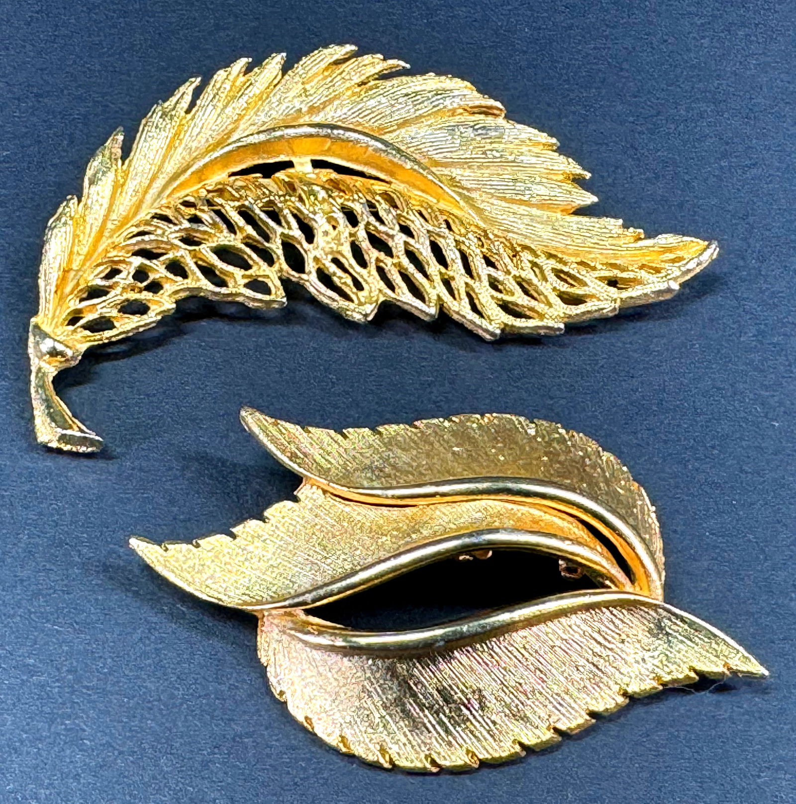 Vintage textured goldtone metal leaves & filigree feather pin brooches.: IN HOUSE FLAT SHIPPING & HANDLING COST WITHIN ALL THE U.S. : 7 To bypass LiveShipping, and use our In-House shipping service for 7 or shipping combined for multiple lots, please select “Arrange Your