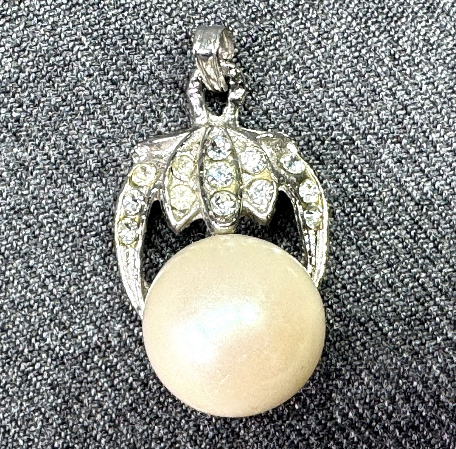 Vintage pearly bead clear crystals silver-toned pendant: IN HOUSE FLAT SHIPPING & HANDLING COST WITHIN ALL THE U.S. : 7 To bypass LiveShipping, and use our In-House shipping service for 7 or shipping combined for multiple lots, please select “Arrange Your