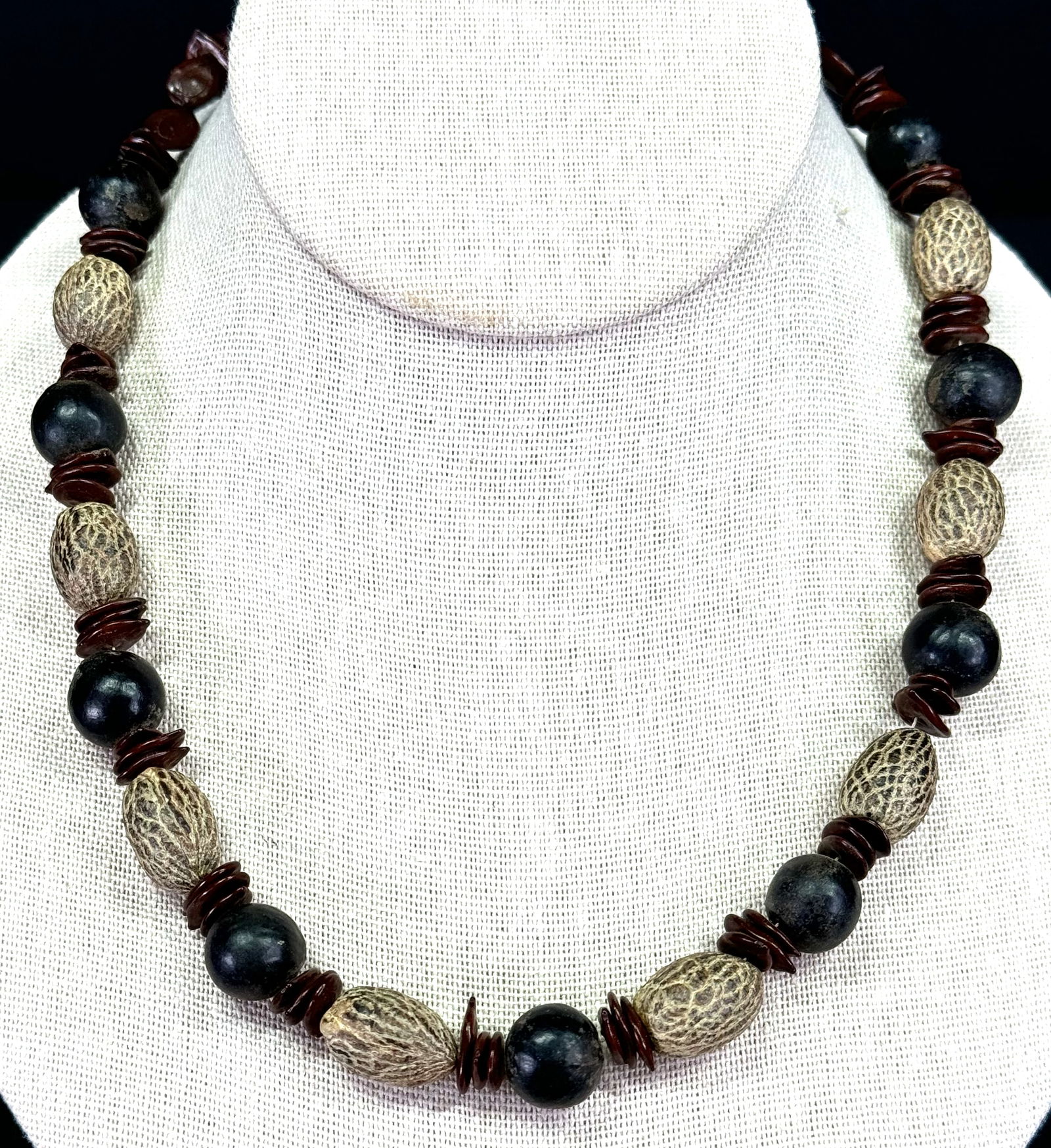 Vintage ethnic seed beads necklace.: IN HOUSE FLAT SHIPPING & HANDLING COST WITHIN ALL THE U.S. : 7 To bypass LiveShipping, and use our In-House shipping service for 7 or shipping combined for multiple lots, please select “Arrange Your