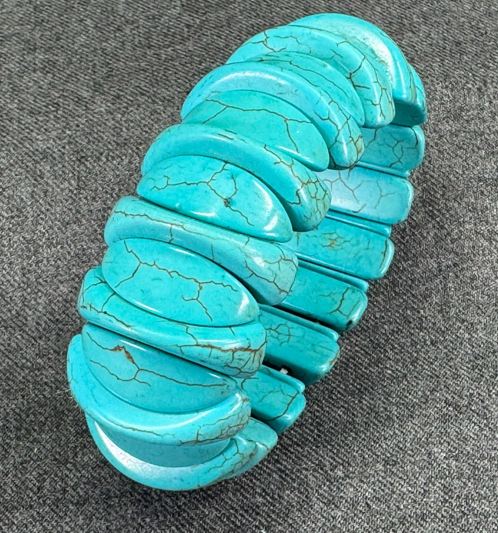 Vintage turquoise resin puzzle beads stretch bracelet: Vintage turquoise resin puzzle beads stretch bracelet. Unmarked. For measures please refer to the pictures taken with a measuring tape. Weight: Grams. IN HOUSE FLAT SHIPPING & HANDLING COST WITHIN ALL