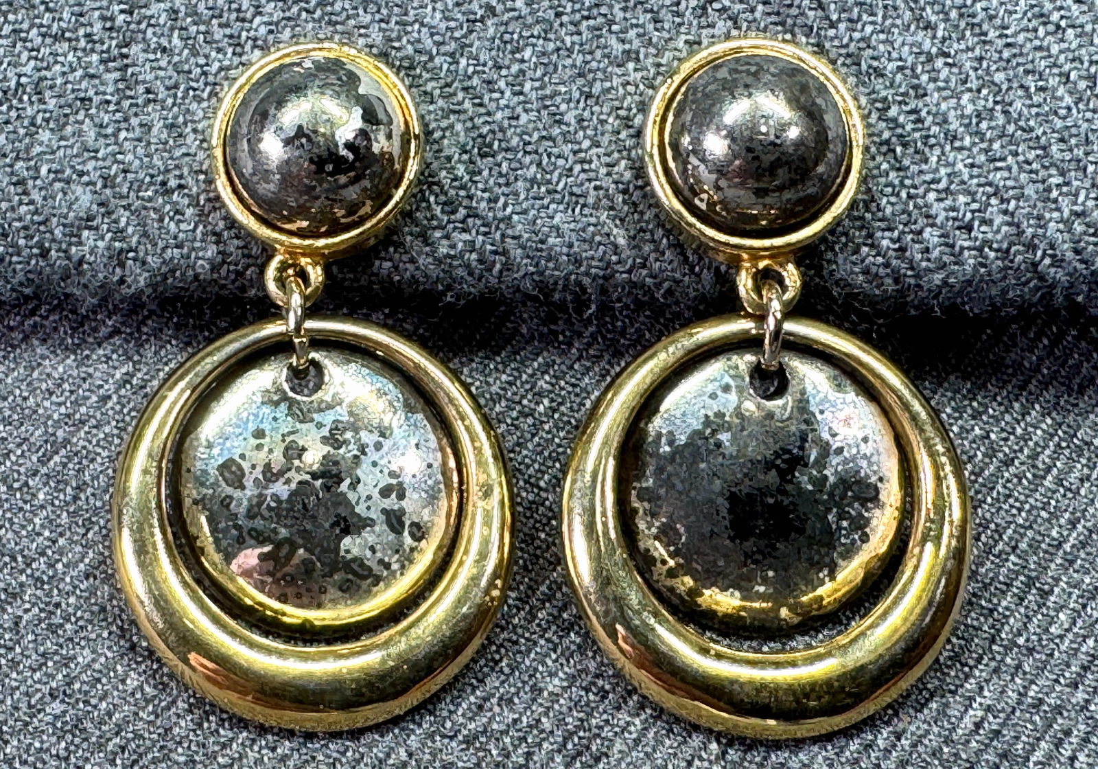 Vintage 80s Liz Claiborne textured beads gold-toned clip earrings: Vintage 80s Liz Claiborne textured beads gold-toned clip earrings. Marked For measures please refer to the pictures taken with a measuring tape. Weight: 22 Grams. For measures please refer to the pict