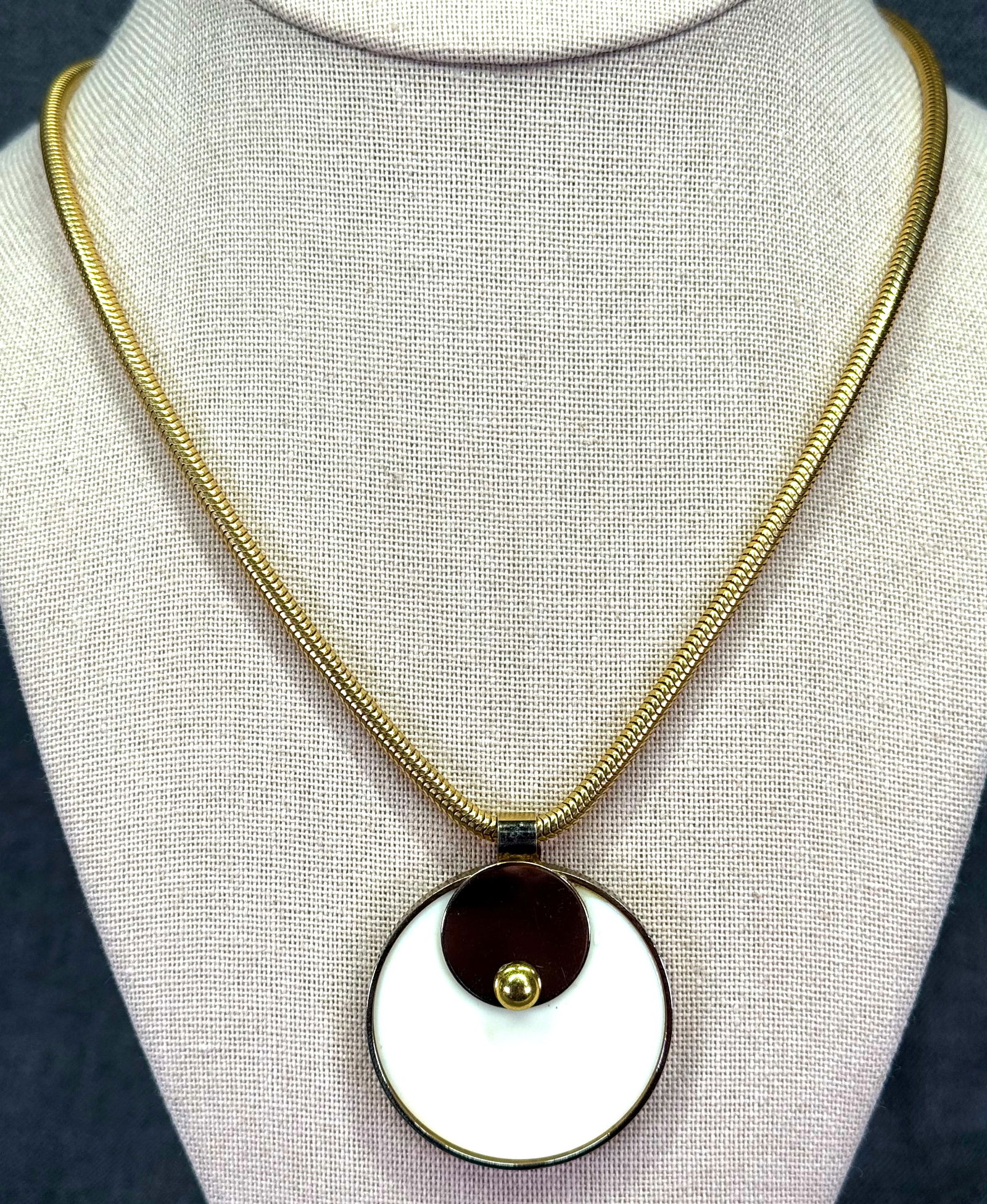 Vintage 80s creamy plastic gold-toned pendant snake chain collar necklace: Vintage 80s creamy plastic gold-toned pendant snake chain collar necklace. Unmarked For measures please refer to the pictures taken with a measuring tape. Weight: 22 Grams. For measures please refer t