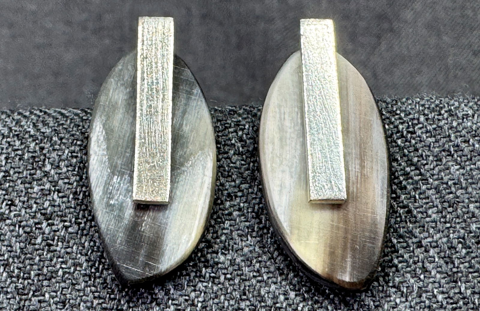 Vintage artsy modernist style brush silver, horn on wood stud earrings: Vintage artsy modernist brush style silver-toned, horn on wood stud earrings. Unmarked For measures please refer to the pictures taken with a measuring tape. Weight: 1006 Grams. For measures please re