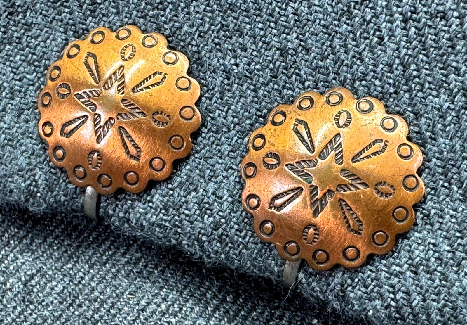 Vintage Southwestern style copper screw back earrings: Vintage Southwestern style copper screw back earrings. Unmarked. For measures please refer to the pictures taken with a measuring tape. Weight: 5 Grams. IN HOUSE FLAT SHIPPING & HANDLING COST WITHIN A