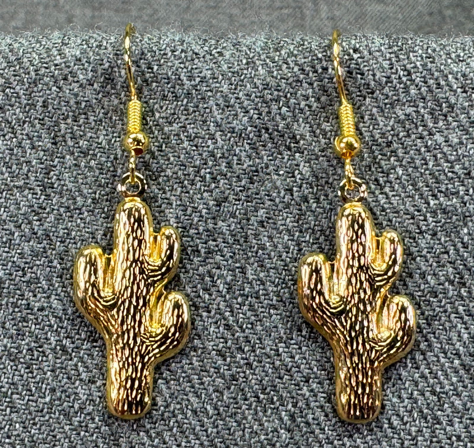 Vintage Southwestern style gold-toned cactus hook earrings: Vintage Southwestern style gold-toned cactus hook earrings. Unmarked. For measures please refer to the pictures taken with a measuring tape. Weight: 2 Grams. IN HOUSE FLAT SHIPPING & HANDLING COST WIT