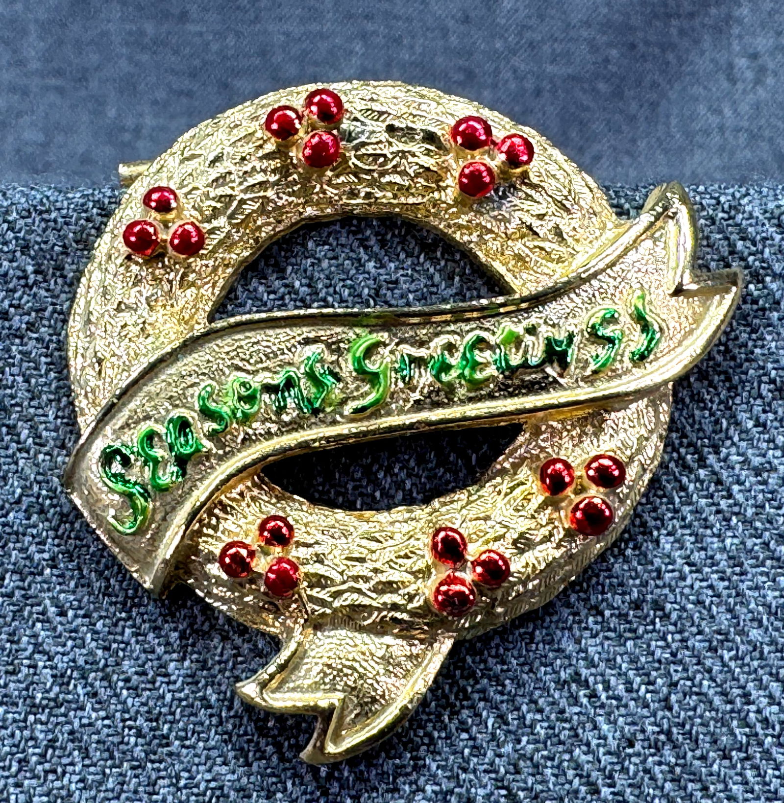 Vintage Gerrys Seasons Greetings Christmas wreath brooch pin: Vintage Gerrys Seasons Greetings Christmas enamel gold-toned wreath brooch pin. Marked. For measures please refer to the pictures taken with a measuring tape. Weight: 24 Grams. IN HOUSE FLAT SHIPPING