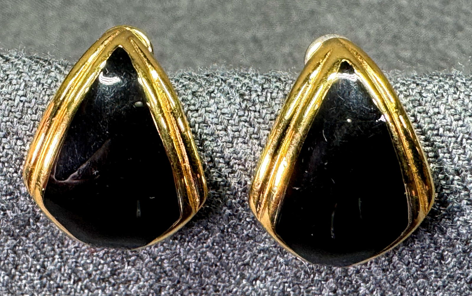 Vintage Monet black enamel gold-toned stud earrings: Vintage Monet black enamel gold-toned stud earrings. Marked. For measures please refer to the pictures taken with a measuring tape. Weight: 8 Grams. IN HOUSE FLAT SHIPPING & HANDLING COST WITHIN ALL T