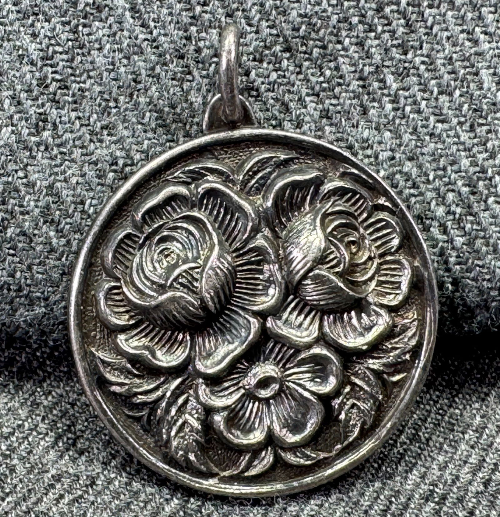 Vintage flowers silver-toned metal medal pendant (1 of 4)