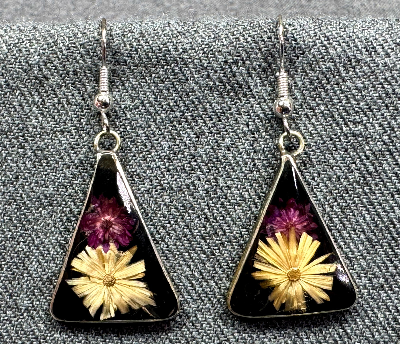 Vintage preserved dry flowers silver-toned hook earrings: Vintage preserved dry flowers silver-toned hook earrings. Unmarked . For measures please refer to the pictures taken with a measuring tape. Weight: 5 Grams. IN HOUSE FLAT SHIPPING & HANDLING COST WITH