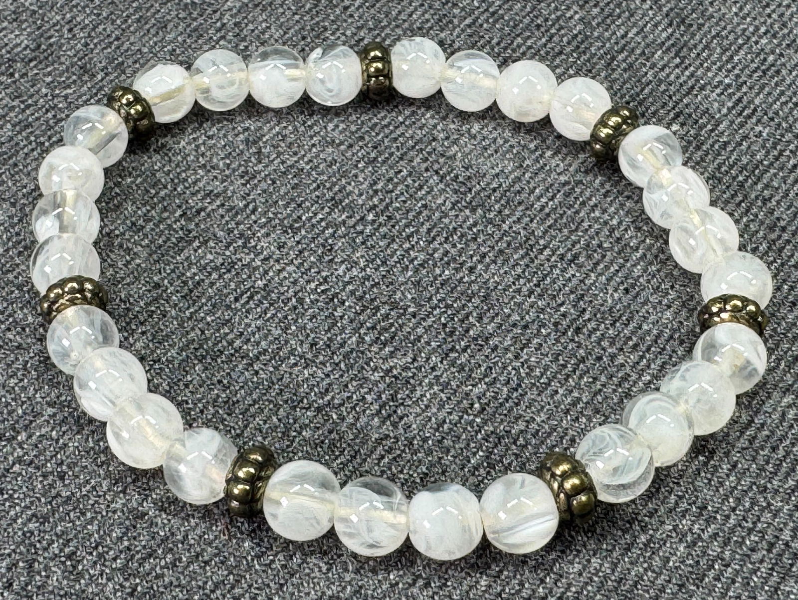 Marbled white & clear glass and silver-toned beads stretch bracelet: Marbled white & clear glass and silver-toned beads stretch bracelet. Unmarked . For measures please refer to the pictures taken with a measuring tape. Weight: 4 Grams. IN HOUSE FLAT SHIPPING & HANDLIN