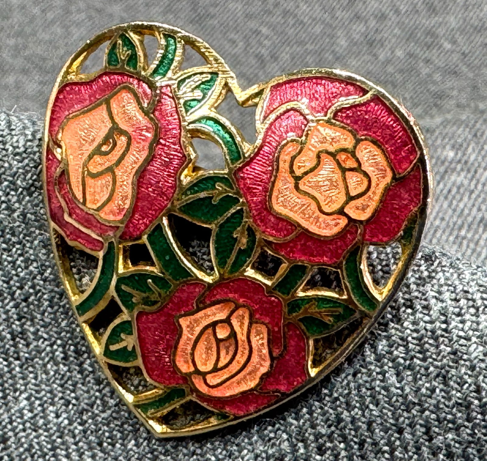 Vintage closionee enamel floral heart shaped brooch pin.: Vintage closionee enamel gould-toned cut floral heart shaped brooch pin. . Unmarked . For measures please refer to the pictures taken with a measuring tape. Weight: 8 Grams. IN HOUSE FLAT SHIPPING & H