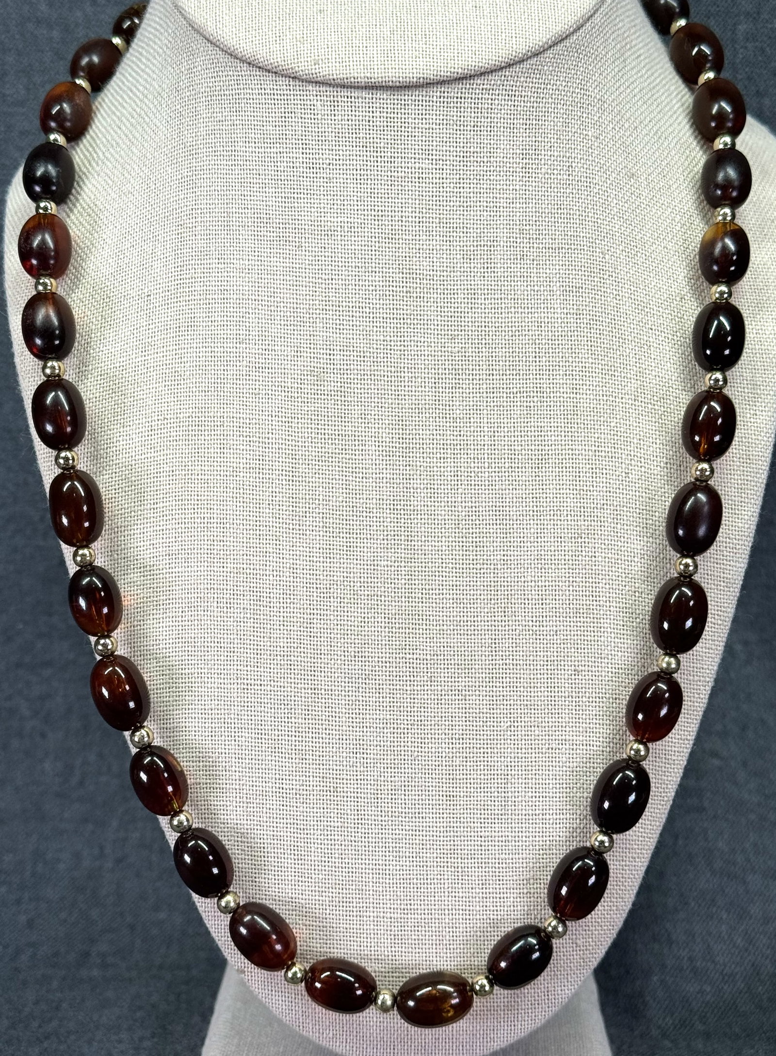 Vintage 80s brown plastic & gold-toned beaded necklace: Vintage 80s brown plastic & gold-toned beaded necklace. Unmarked. For measures please refer to the pictures taken with a measuring tape. Weight: 29 Grams. IN HOUSE FLAT SHIPPING & HANDLING COST WITHIN