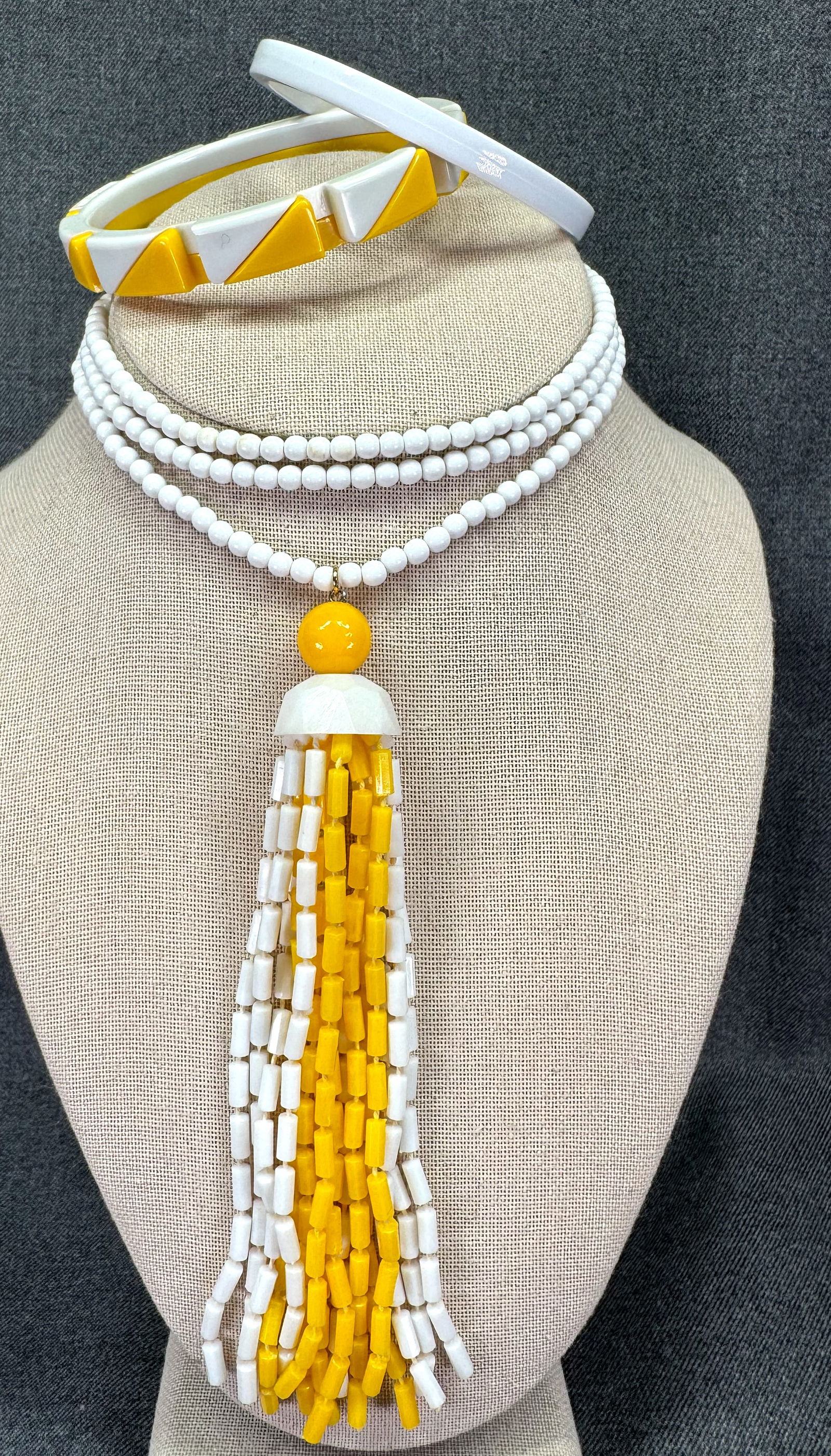 Vintage yellow & white thermoplastic necklace & two bracelet bangles: Vintage yellow & white thermoplastic necklace & two bracelet bangles. The yellow & white bangle is marked Made in Taiwan. For measures please refer to the pictures taken with a measuring tape. Weight: