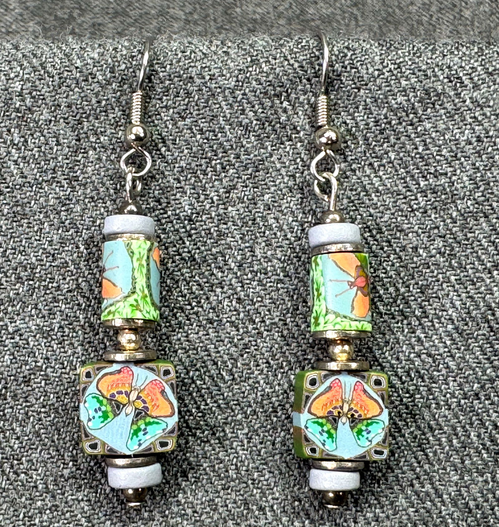 Vintage boho butterfies dangle hook earrings. Polymer clay, silver-toned metal: Vintage boho butterfies dangle hook earrings. Polymer clay, silver-toned metall. Unmarked. For measures please refer to the pictures taken with a measuring tape. Weight: 3 Grams. IN HOUSE FLAT SHIPPIN