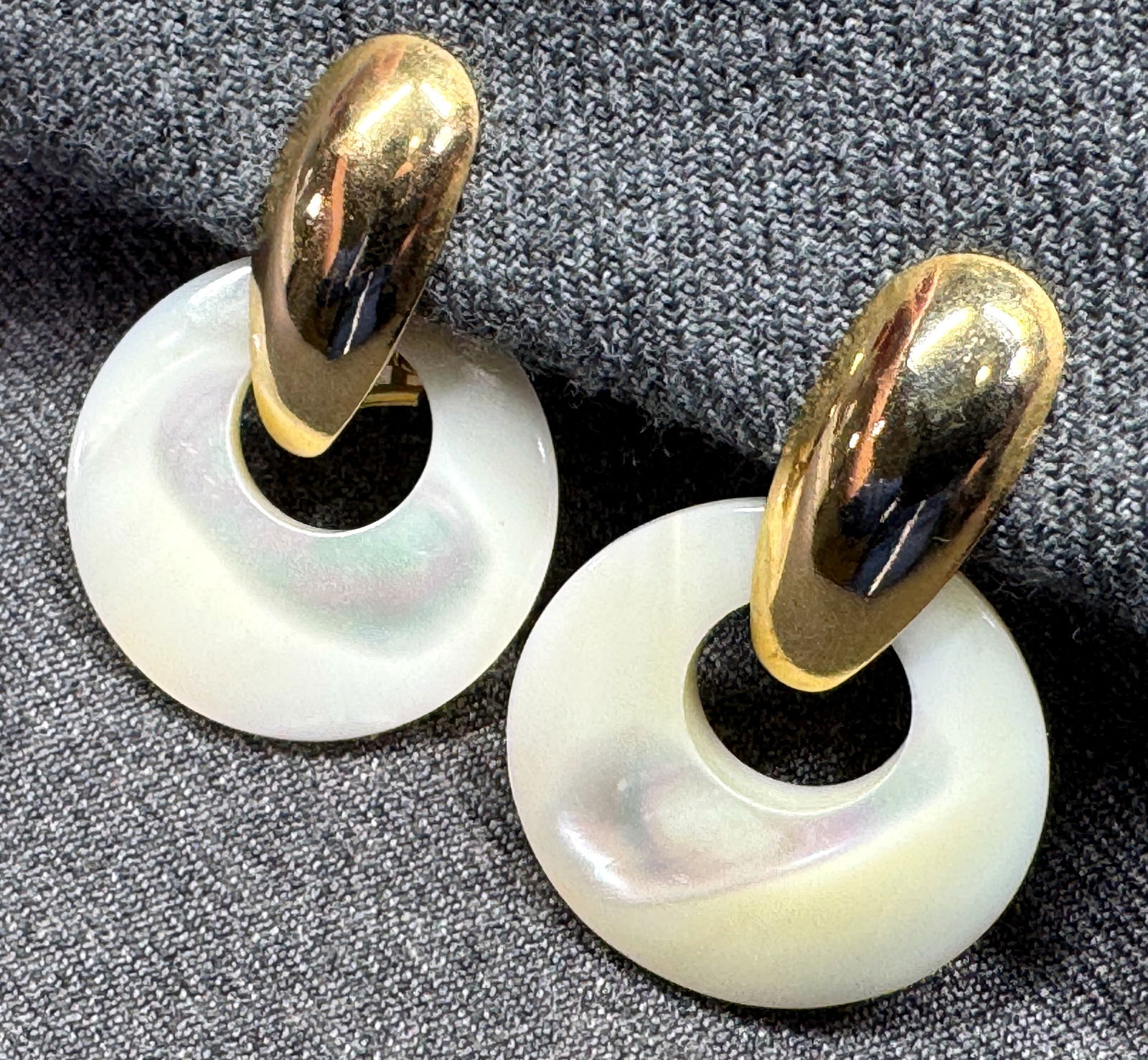 Vintage 80's detachable MOP hoop dangle gold-toned metal clip earrings: Vintage 80's detachable MOP hoop dangle gold-toned metal clip earrings. Unmarked. For measures please refer to the pictures taken with a measuring tape. Weight: 12 Grams. IN HOUSE FLAT SHIPPING & HAND