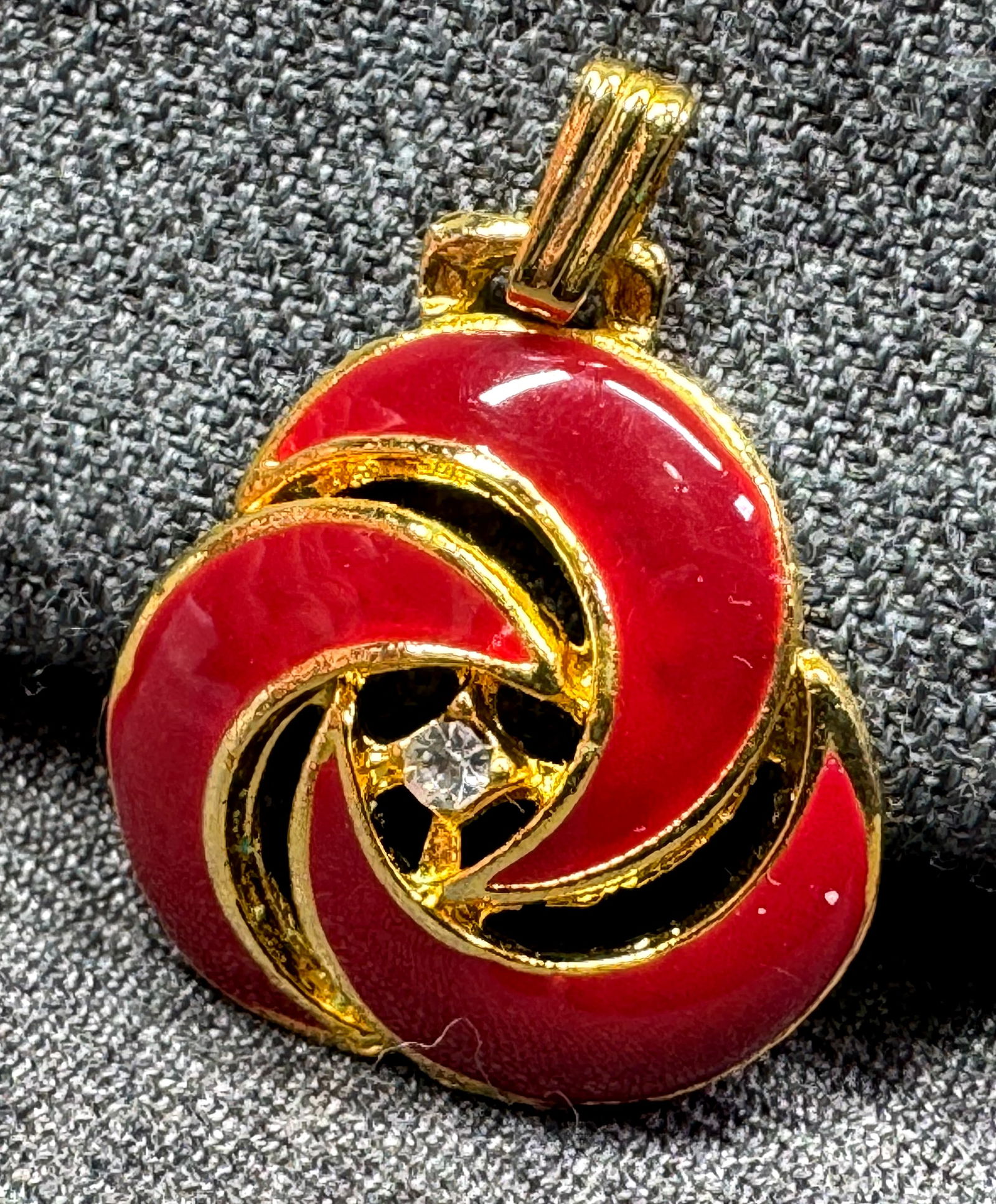 Vintage clear crystals, red enamel gold-toned swirl flower pendant: Vintage clear crystals, red enamel gold-toned swirl flower pendant. Unmarked. For measures please refer to the pictures taken with a measuring tape. Weight: 7078 Grams. IN HOUSE FLAT SHIPPING & HANDLI