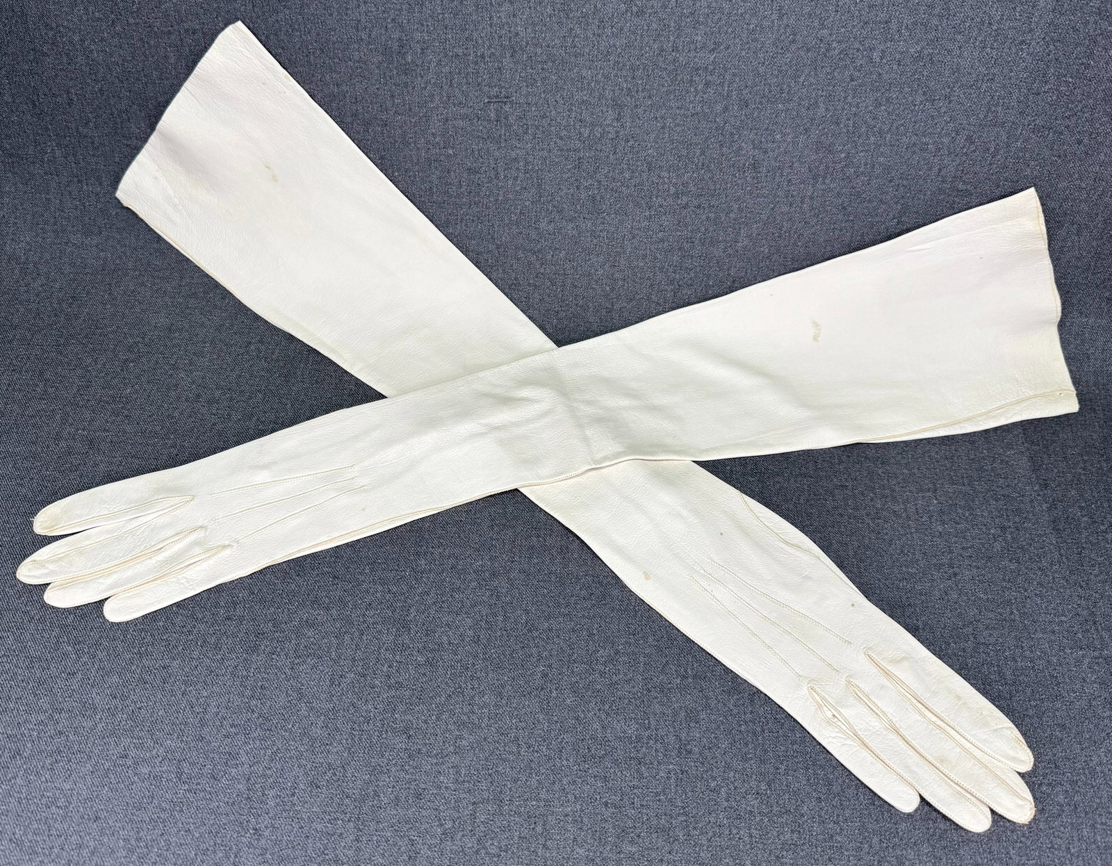 Vintage pearly buttons 21" long opera long gloves. (1 of 13)