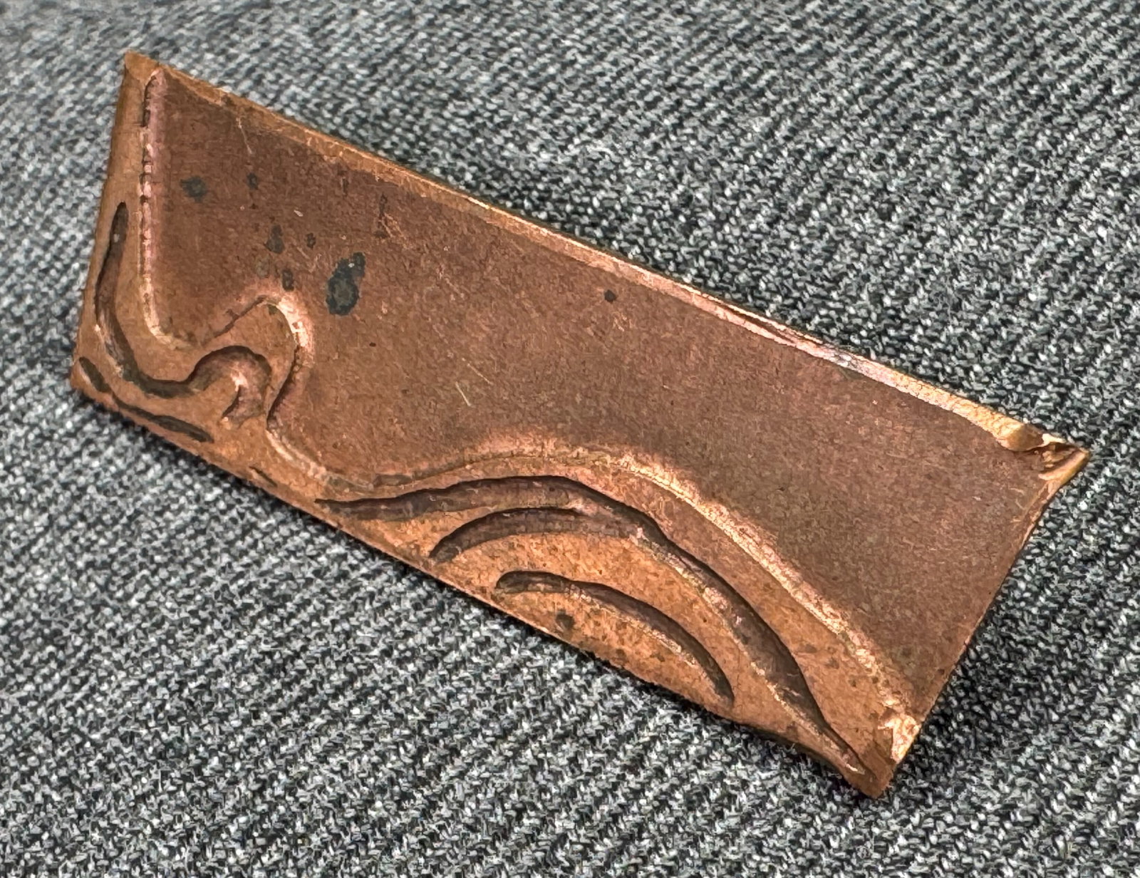 Vintage MCM L. Tarachas etched copper waves brooch pin: IN HOUSE FLAT SHIPPING & HANDLING COST WITHIN ALL THE U.S. : $7 To bypass LiveShipping, and use our In-House shipping service for $7 or shipping combined for multiple lots, please select “Arrange Yo