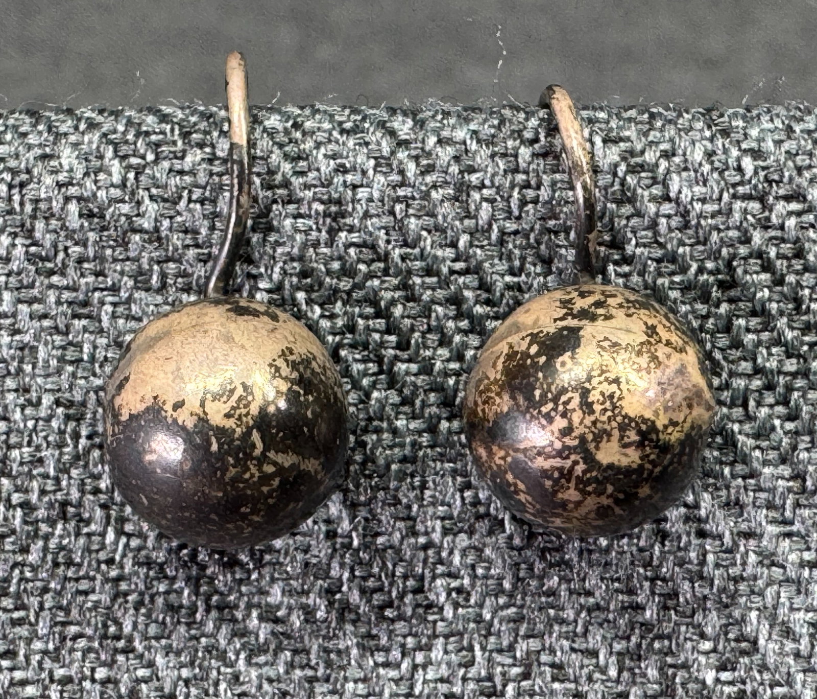 Vintage native american style black accents sterling silver ball bead hook earrings: IN HOUSE FLAT SHIPPING & HANDLING COST WITHIN ALL THE U.S. : $7 To bypass LiveShipping, and use our In-House shipping service for $7 or shipping combined for multiple lots, please select “Arrange Yo
