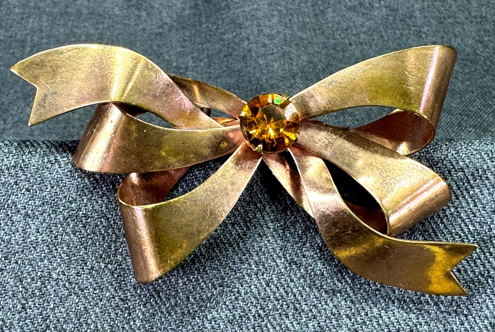 Vintage golden crystal goldtone metal ribbons in bow big pin brooch. u: IN HOUSE FLAT SHIPPING & HANDLING COST WITHIN ALL THE U.S. : $7 To bypass LiveShipping, and use our In-House shipping service for $7 or shipping combined for multiple lots, please select “Arrange Yo