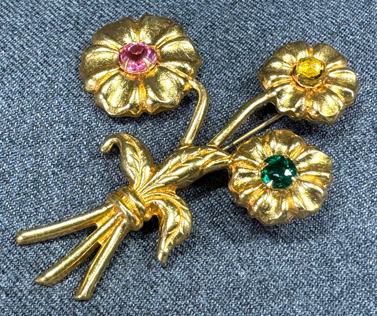 Vintage color glass goldtone metal flowers bouquet pin brooch. u: IN HOUSE FLAT SHIPPING & HANDLING COST WITHIN ALL THE U.S. : $7 To bypass LiveShipping, and use our In-House shipping service for $7 or shipping combined for multiple lots, please select “Arrange Yo