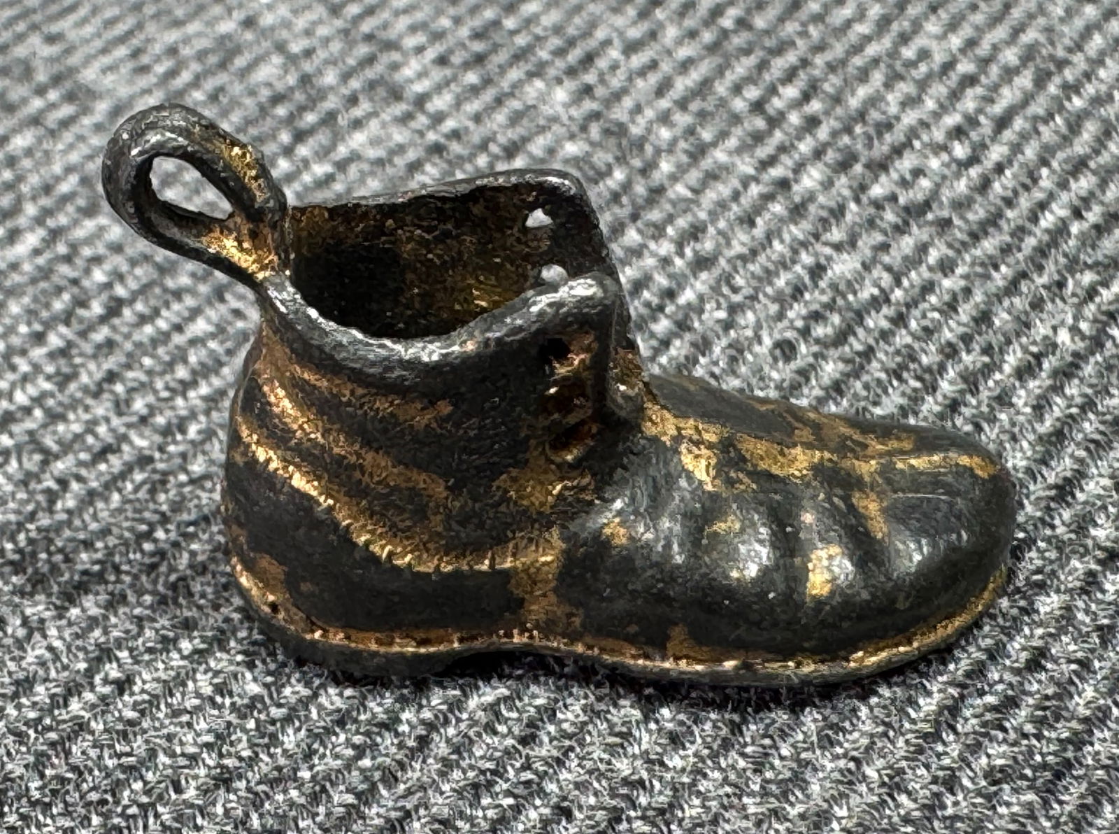 Vintage monopoly? shoe token bracelet charm pendant.: Vintage monopoly? shoe token bracelet charm pendant. Unmarked. For measures please refer to the pictures taken with a measuring tape. Weight: 5 Grams . IN HOUSE FLAT SHIPPING & HANDLING COST WITHIN AL