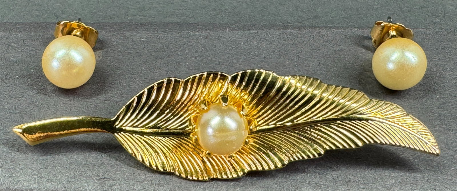 Vintage faux pearl goldtone metal leaf pin brooch & stud earrings. (1 of 8)