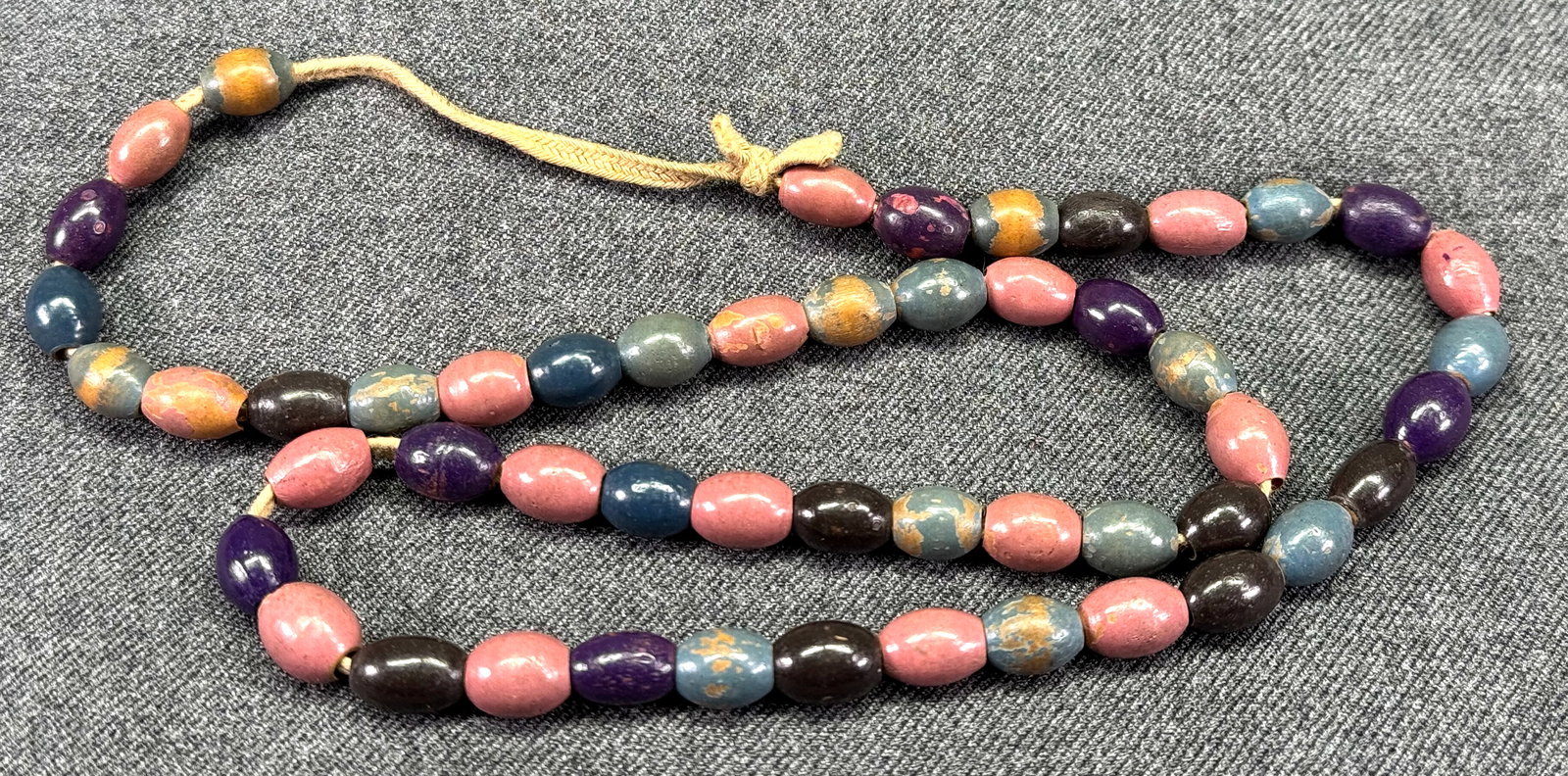 Antique art deco purple, lavender and lilac wooden beads strand: Antique art deco purple, lavender and lilac wooden beads strand. For measures please refer to the pictures taken with a measuring tape. Weight: 12 Grams . IN HOUSE FLAT SHIPPING & HANDLING COST WITHIN