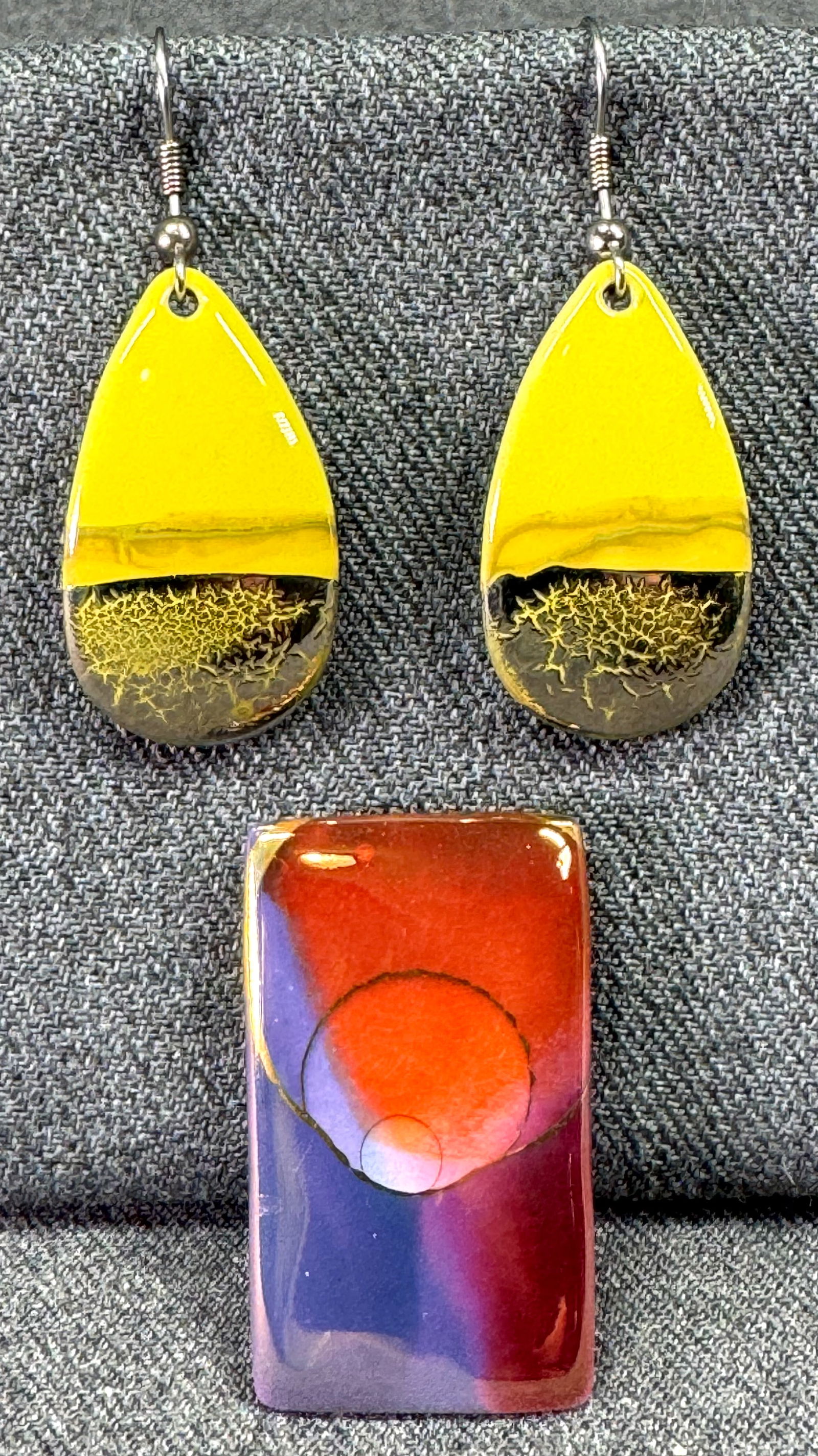 Vintage artsy hand crafted glazed pottery pin brooch & hook earrings: IN HOUSE FLAT SHIPPING & HANDLING COST WITHIN ALL THE U.S. : $7 To bypass LiveShipping, and use our In-House shipping service for $7 or shipping combined for multiple lots, please select “Arrange Yo