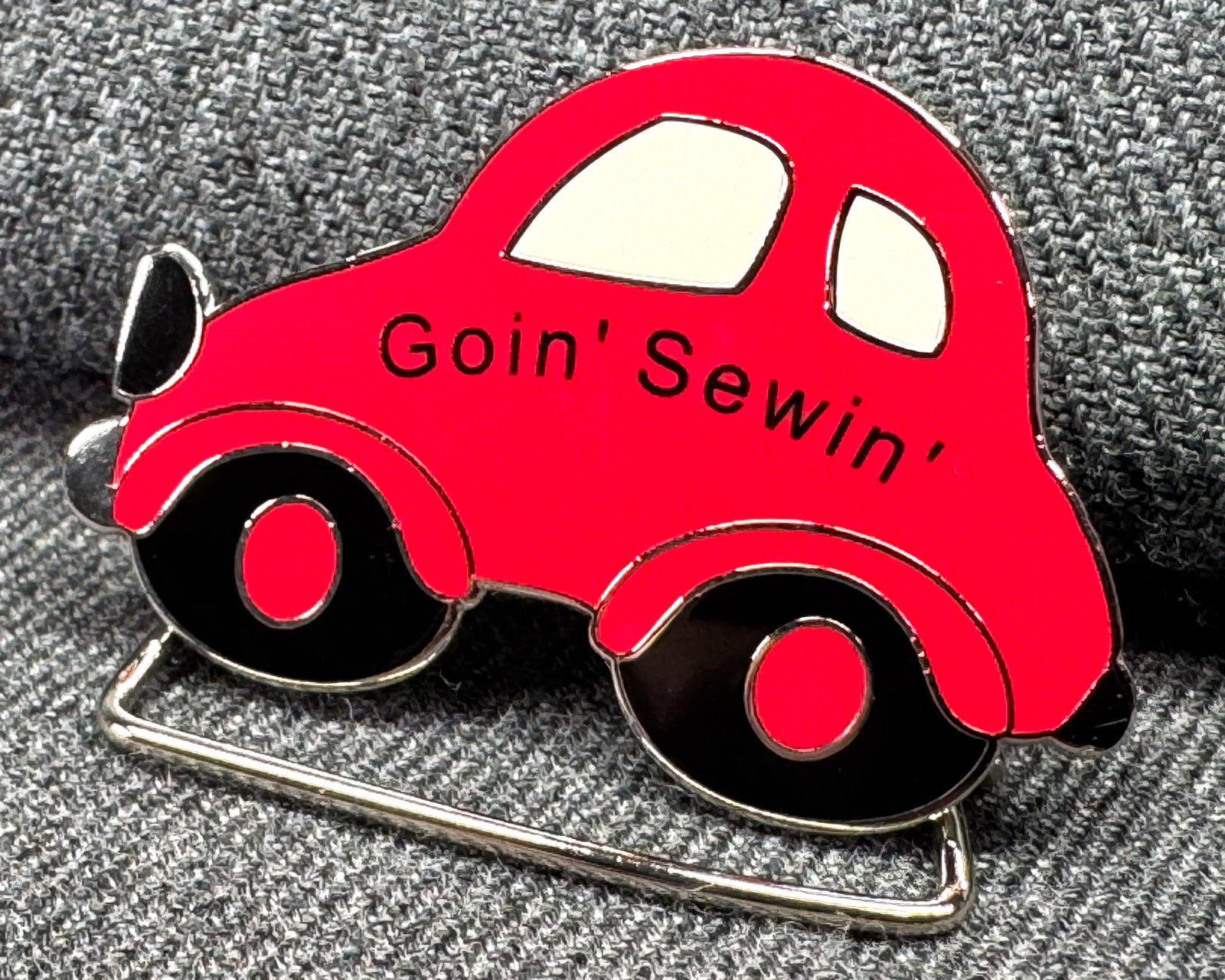 Vintage Goin' Sewin' Pin Peddlens enamel silver-toned pin brooch: Vintage Goin' Sewin' Pin Peddlens enamel silver-toned pin brooch. Marked. For measures please refer to the pictures taken with a measuring tape. Weight: 9 Grams . IN HOUSE FLAT SHIPPING & HANDLING COS
