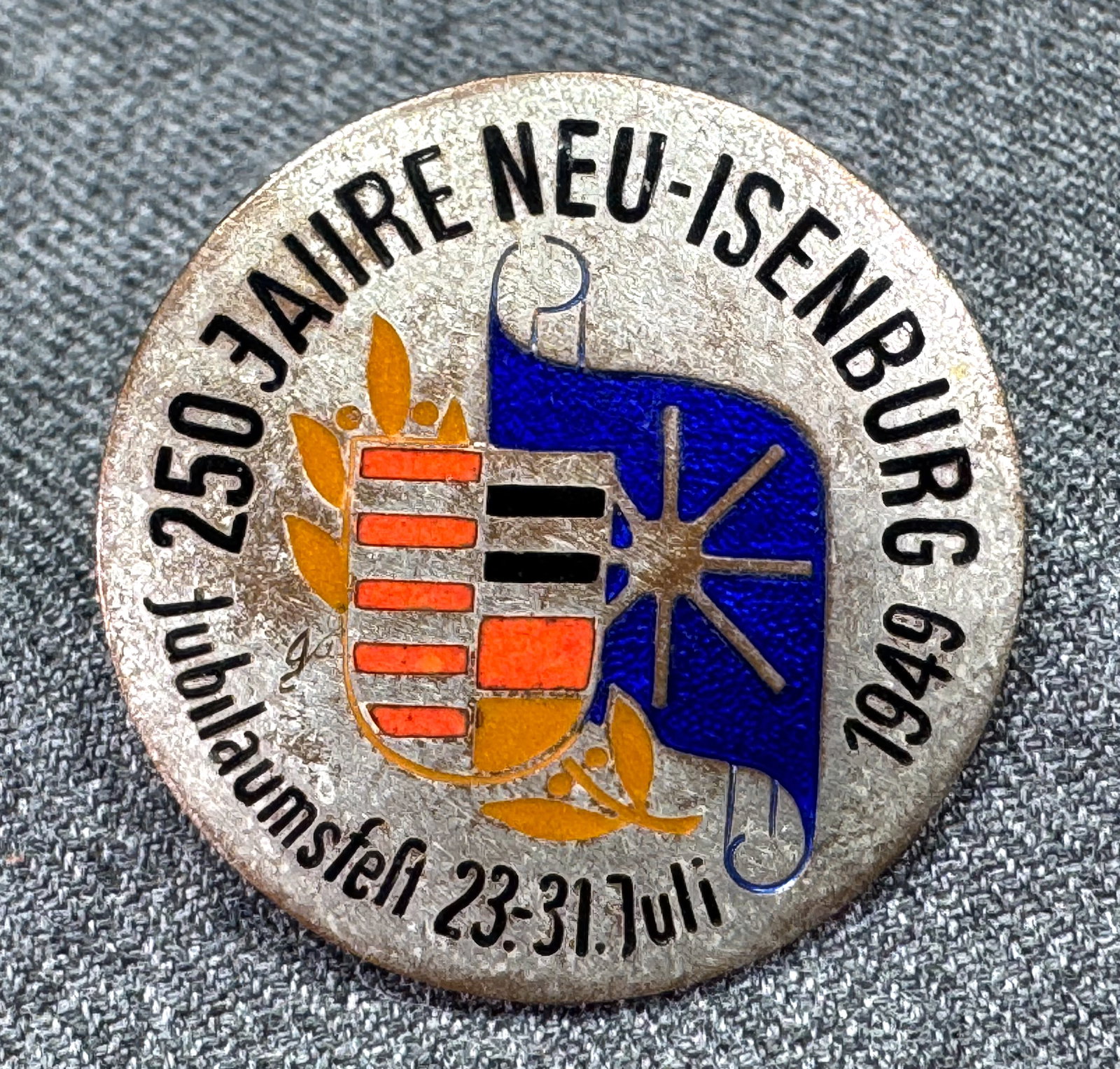 Neu-Isenburg 1949 250 Jahre Jubilaumsfelt enamel silvertone pin brooch. Schroder Co: IN HOUSE FLAT SHIPPING & HANDLING COST WITHIN ALL THE U.S. : $7 To bypass LiveShipping, and use our In-House shipping service for $7 or shipping combined for multiple lots, please select “Arrange Yo