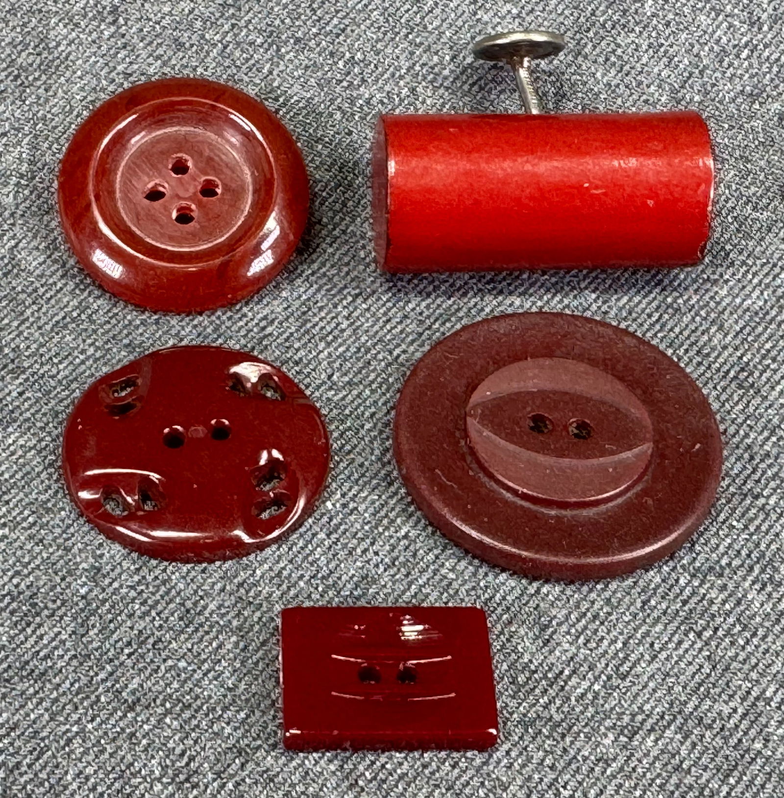 Vintage assorted bakelite, celluloid & galalith buttons. Lot of 5. (1 of 4)