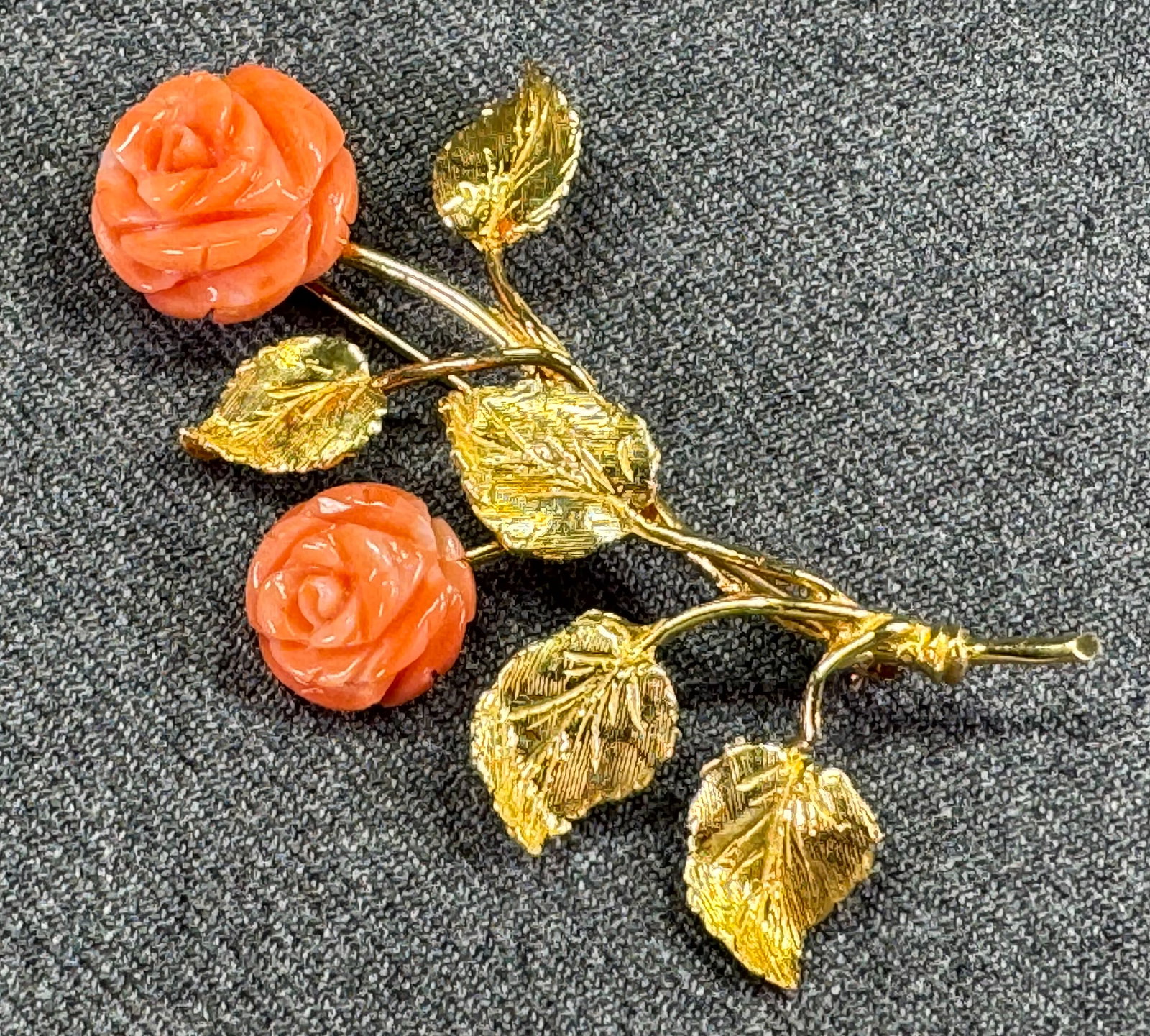 Vintage 18K solid yellow gold carved coral flowers bouquet brooch pin (1 of 12)
