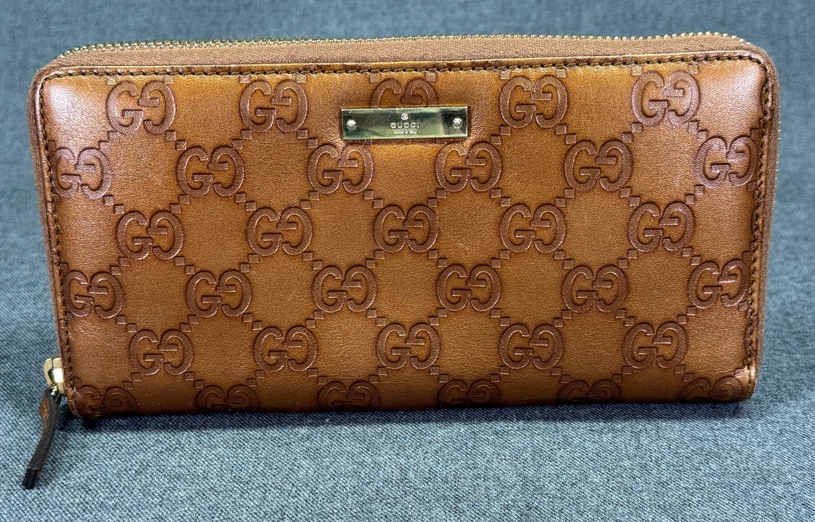 Vintage Gucci Guccissima golden brown ziparound wallet: IN HOUSE FLAT SHIPPING & HANDLING COST WITHIN ALL THE U.S. : $7 To bypass LiveShipping, and use our In-House shipping service for $7 or shipping combined for multiple lots, please select “Arrange Yo