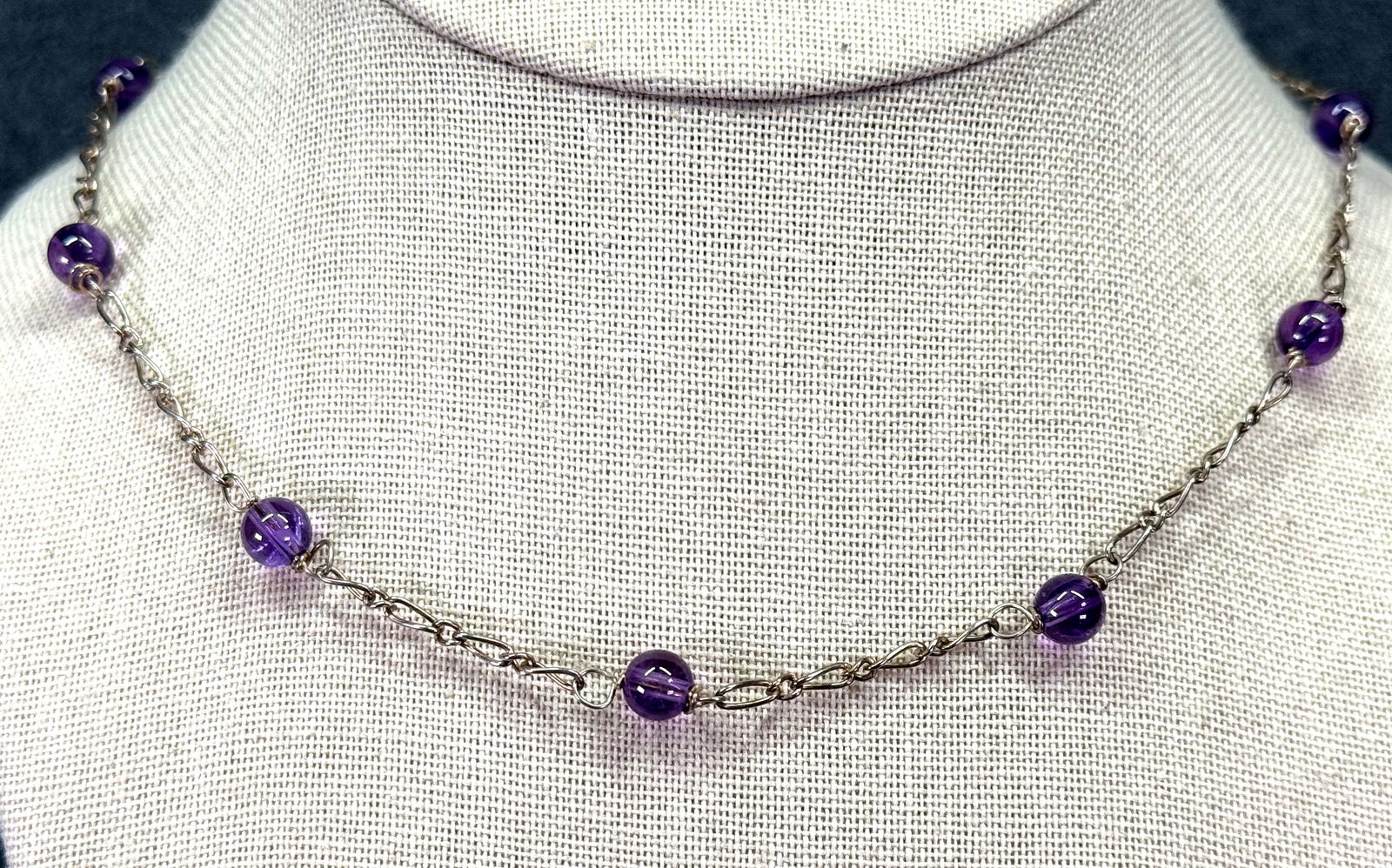 Vintage amethyst beads artisan crafted sterling silver chain collar necklace. a: Vintage amethyst beads artisan crafted sterling silver chain collar necklace. Marked. For measures please refer to the pictures taken with a measuring tape. Weight: 6.46 Grams. IN HOUSE FLAT SHIPPING