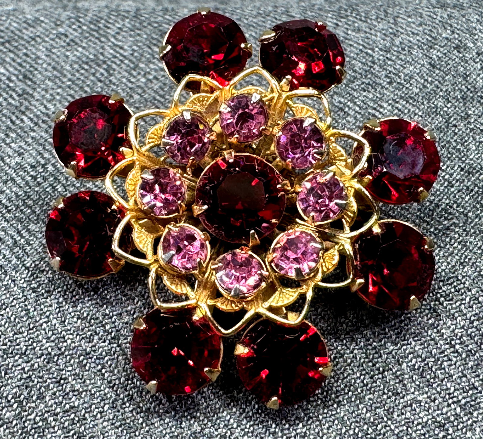 Vintage Judy Lee crystals god-toned brooch pin. a: Vintage Judy Lee rose & ruby color crystals god-toned brooch pin. Unmarked. For measures please refer to the pictures taken with a measuring tape. Weight: 11 Grams. IN HOUSE FLAT SHIPPING & HANDLING C
