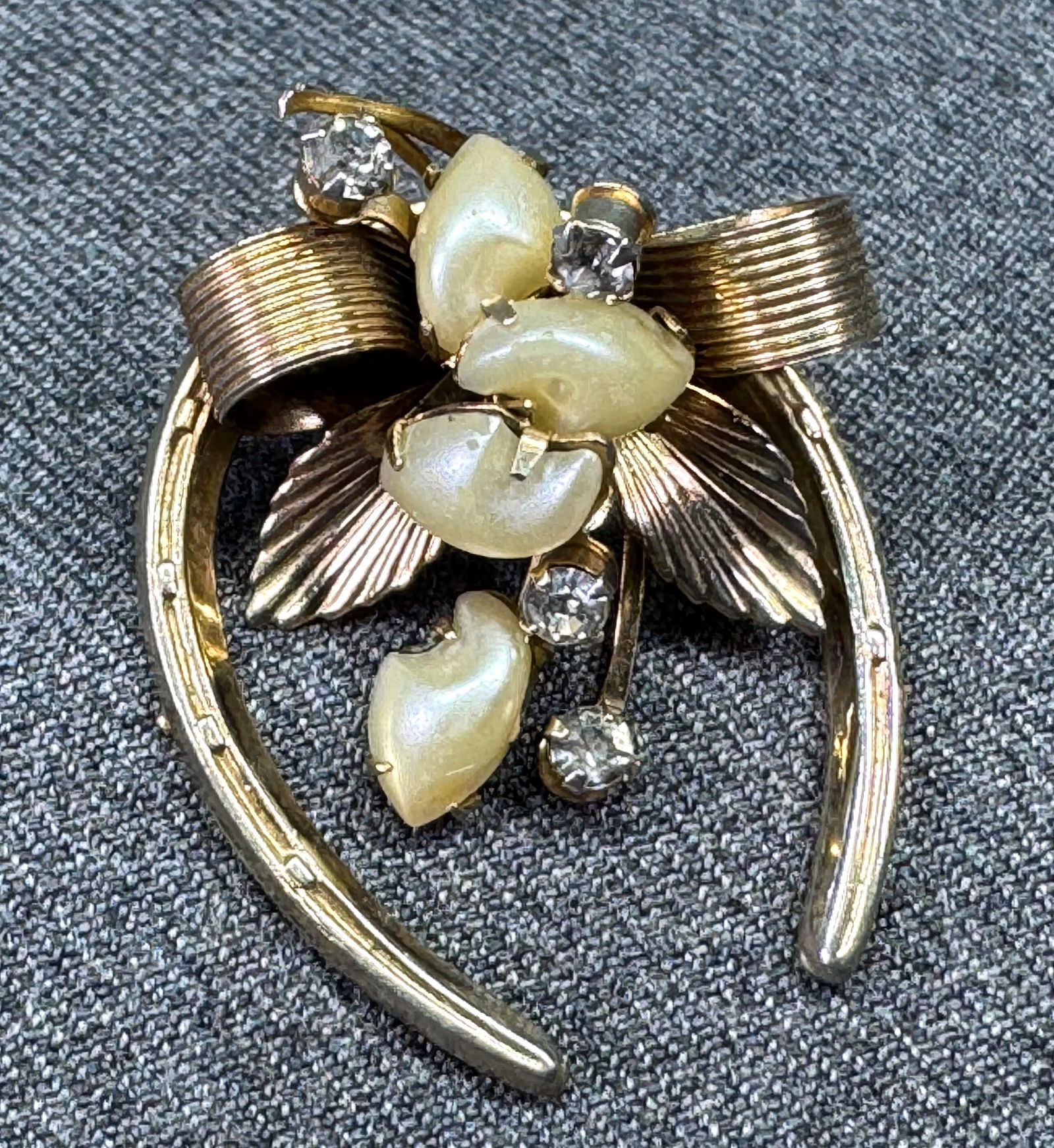 Vintage baby tooth pearly, rhinestones gold-toned horsehoe brooch pin. a: Vintage baby tooth pearly, rhinestones gold-toned horsehoe brooch pin. Unmarked. For measures please refer to the pictures taken with a measuring tape. Weight: 8 Grams. IN HOUSE FLAT SHIPPING & HANDLI