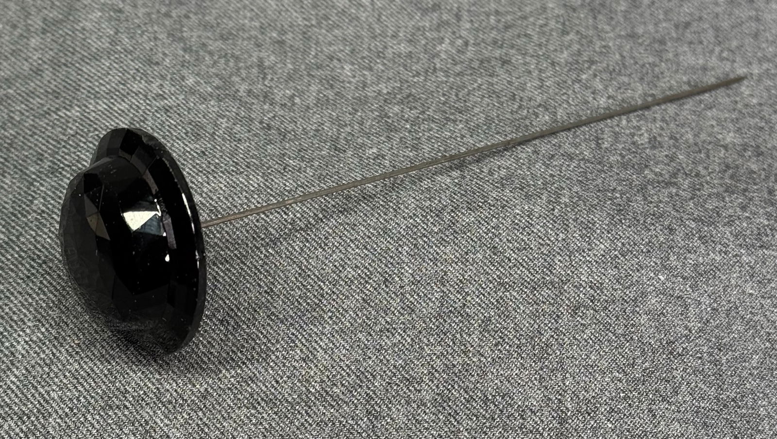 Antique Edwardian black glass hat shaped hat pin a: Antique Edwardian black glass hat shaped hat pin. For measures please refer to the pictures taken with a measuring tape. Weight: 14 Grams. IN HOUSE FLAT SHIPPING & HANDLING COST WITHIN ALL THE U.S. :