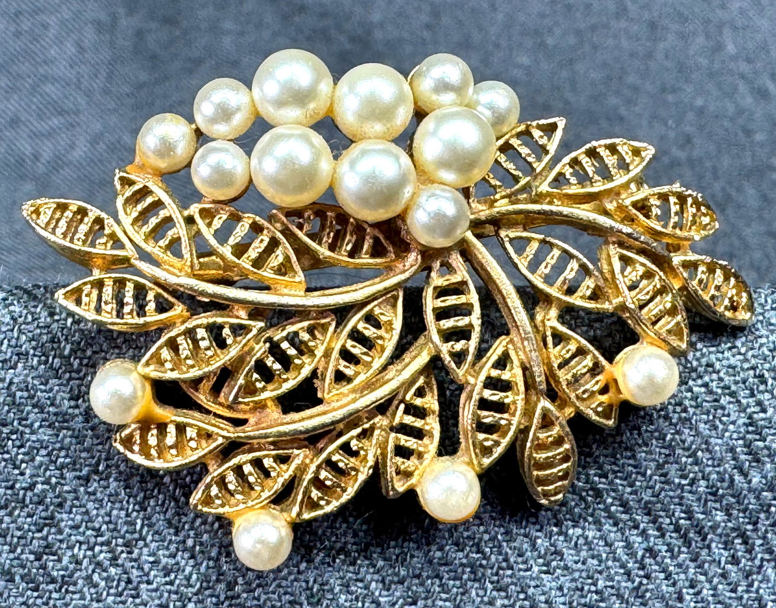 Vintage Trifari style pearly beads openwork leaves brooch pin.: Vintage Trifari style pearly beads gold-toned openwork leaves brooch pin. Unmarked. For measures please refer to the pictures taken with a measuring tape. Weight: 10 Grams. IN HOUSE FLAT SHIPPING & HA