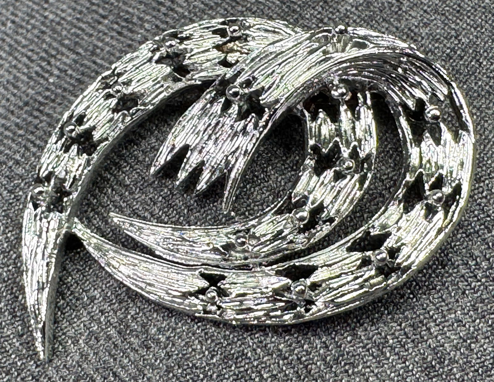 Vintage Trifari style brushed silver-toned brooch pin.: Vintage Trifari style brushed silver-toned brooch pin. Unmarked. For measures please refer to the pictures taken with a measuring tape. Weight: 13 Grams. IN HOUSE FLAT SHIPPING & HANDLING COST WITHIN