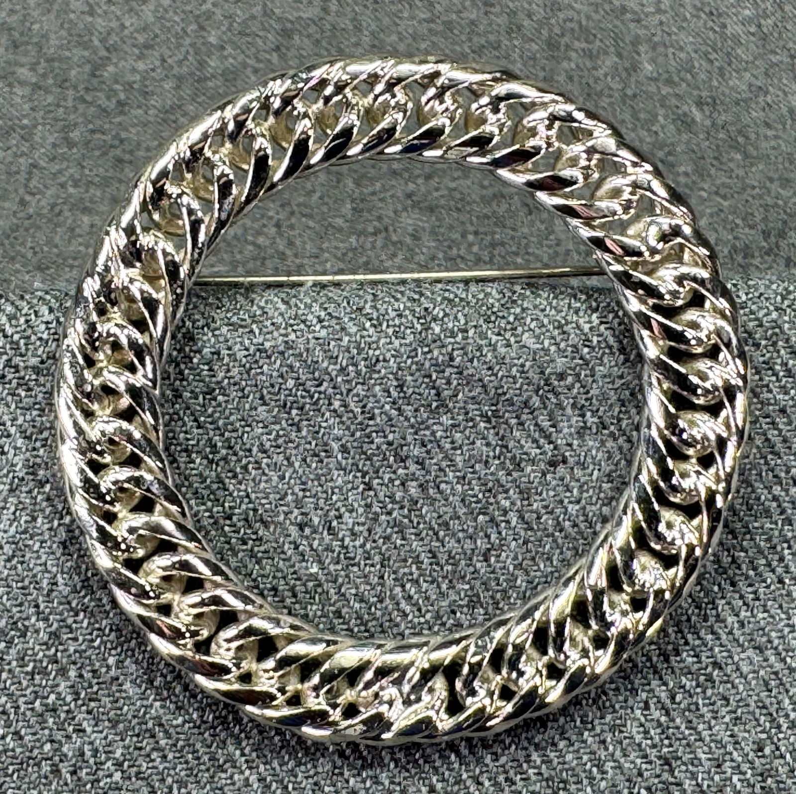 Vintage Monet intertwined chain silver-toned rounded brooch pin. *a: Vintage Monet intertwined chain silver-toned rounded brooch pin. Marked. For measures please refer to the pictures taken with a measuring tape. Weight: 23 Grams. IN HOUSE FLAT SHIPPING & HANDLING COST