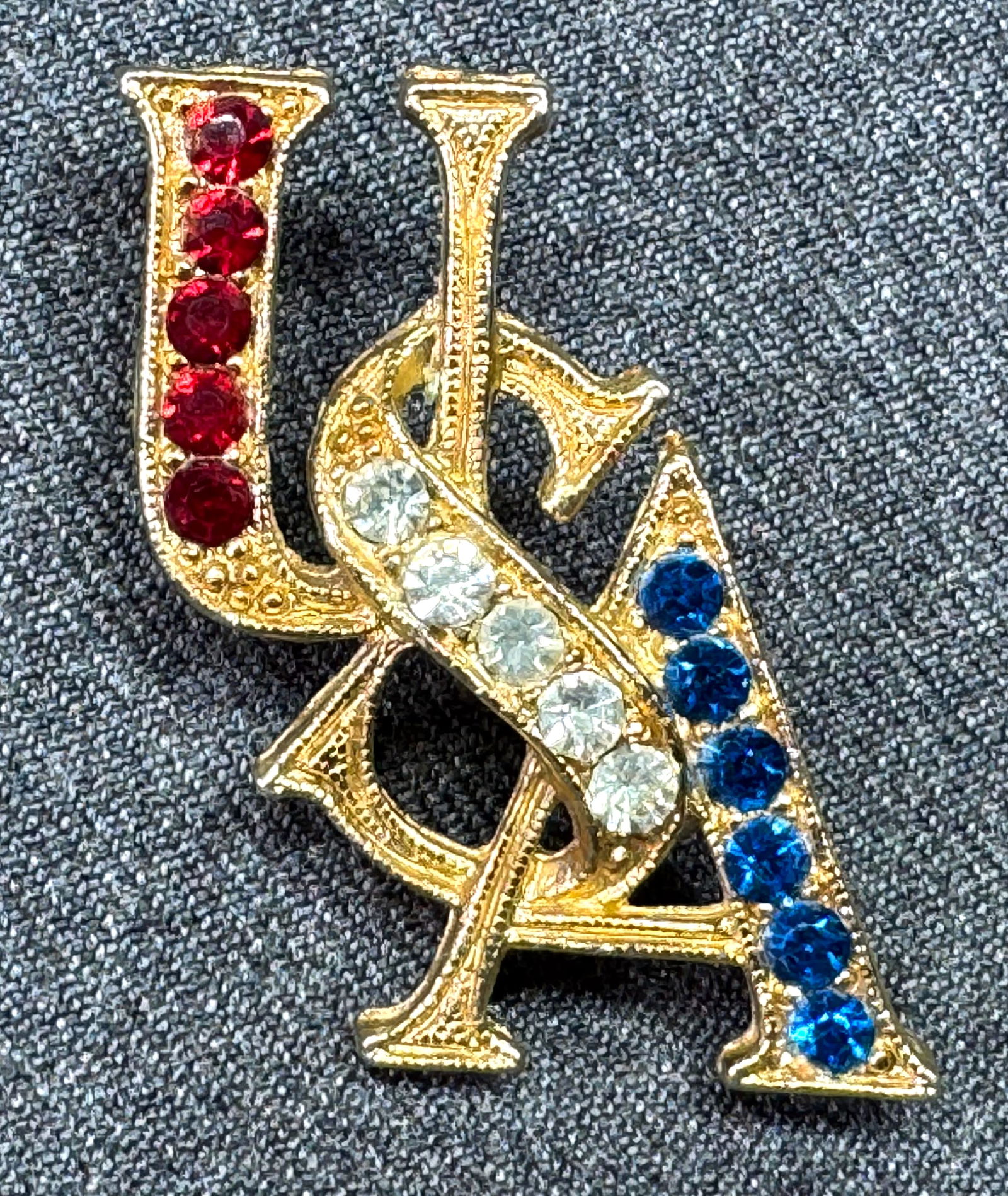 Vintage USA patriotic color rhinestones gold-toned brooch pin *a: Vintage USA patriotic color rhinestones gold-toned brooch pin. Unmarked. For measures please refer to the pictures taken with a measuring tape. Weight: 10 Grams. IN HOUSE FLAT SHIPPING & HANDLING COST