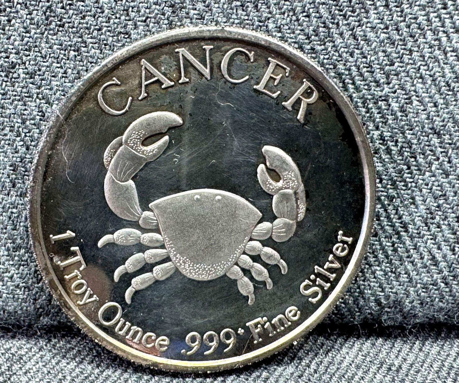 Vintage Cancer zodiac sign 1 Troy Ounce .999 Fine Silver Canada Coin: Vintage Cancer zodiac sign 1 Troy Ounce .999 Fine Silver Canada Coin. For measures please refer to the pictures taken with a measuring tape. Weight: 1.041 Oz Troy. IN HOUSE FLAT SHIPPING & HANDLING CO