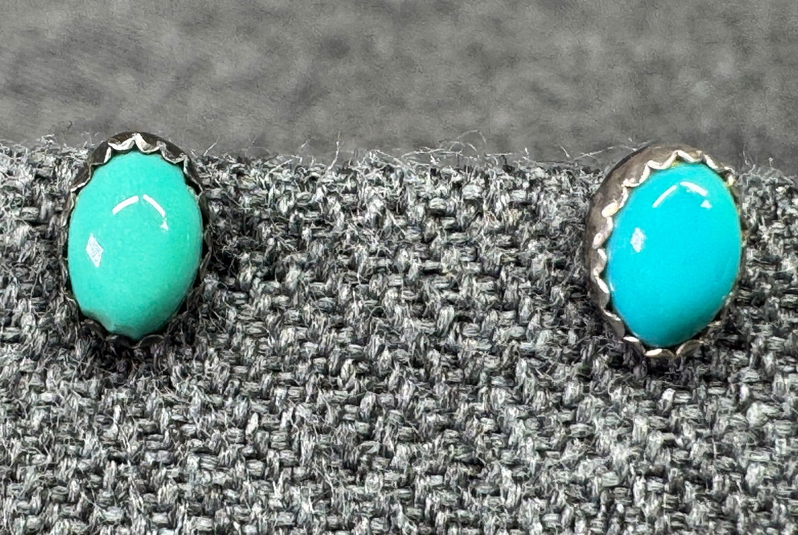 Vintage native american style snake eye gem silica sterling silver assorted solo stud earrings *a: Vintage native american style snake eye gem silica sterling silver assorted solo stud earrings. Unmarked. For measures please refer to the pictures taken with a measuring tape. Weight:0.78 Grams. IN H