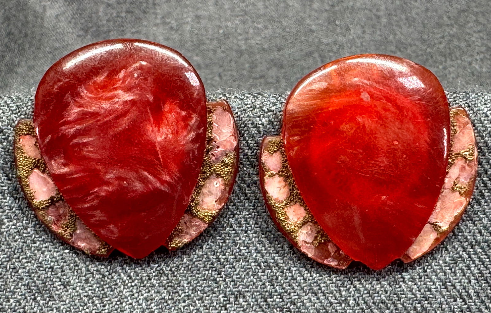 Vintage 40s glitter inlay abalone marbled lucite clip on earrings #a: Vintage 40s glitter inlay abalone marbled lucite clip on earrings. Unmarked. For measures please refer to the pictures taken with a measuring tape. Weight:0.78 Grams. IN HOUSE FLAT SHIPPING & HANDLING