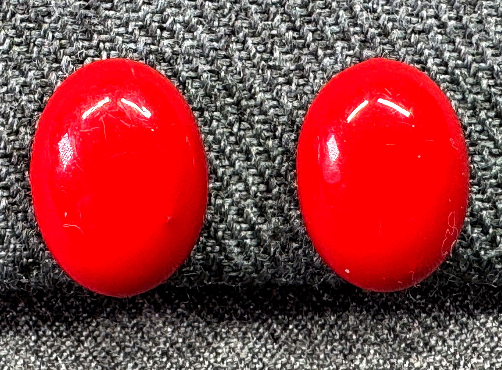 Vintage red glass bead screw back earrings #a: Vintage red glass bead silver-toned screw back earrings. Unmarked. For measures please refer to the pictures taken with a measuring tape. Weight: 4 Grams. IN HOUSE FLAT SHIPPING & HANDLING COST WITHIN