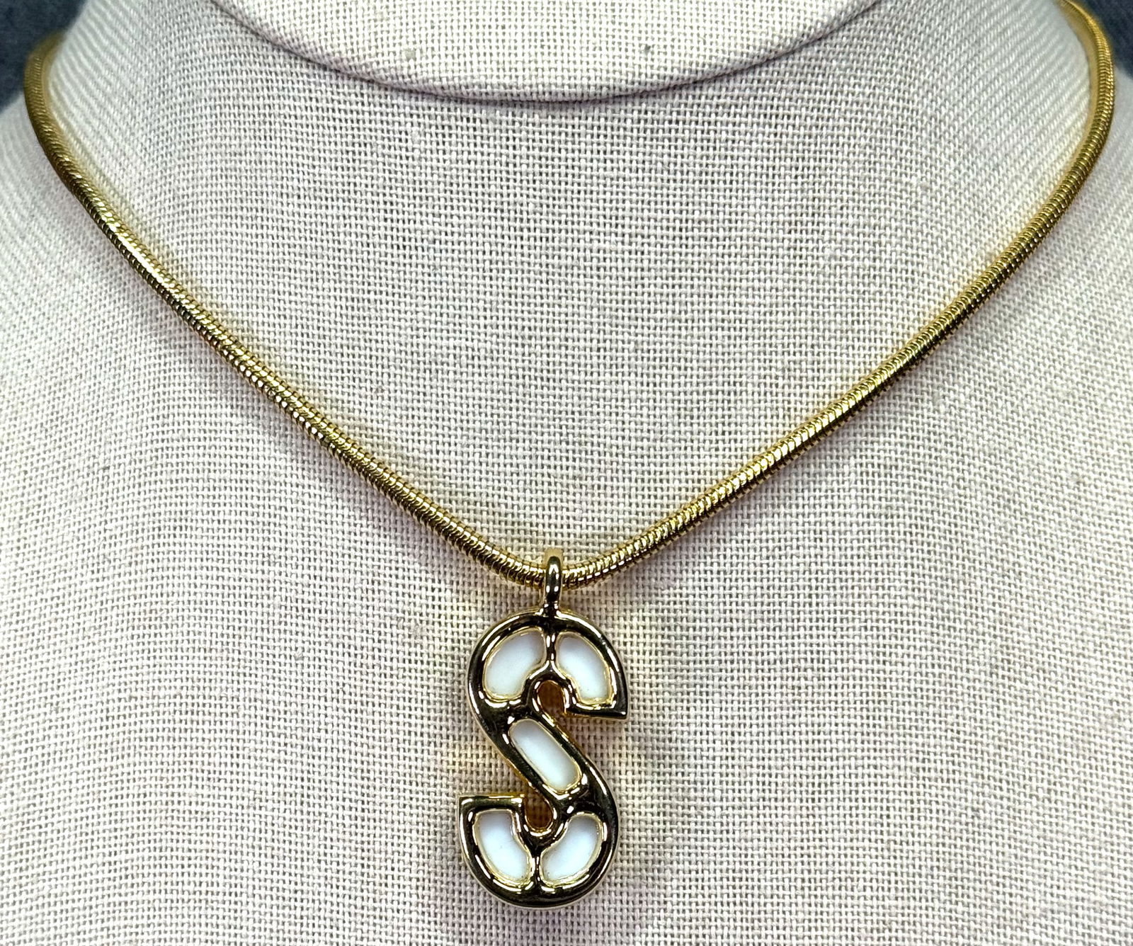 Vintage 80s letter S white plastic gold-toned pendant snake chain necklace #a: Vintage 80s letter S white plastic gold-toned pendant snake chain necklace. Unmarked. For measures please refer to the pictures taken with a measuring tape. Weight: 16 Grams. IN HOUSE FLAT SHIPPING &