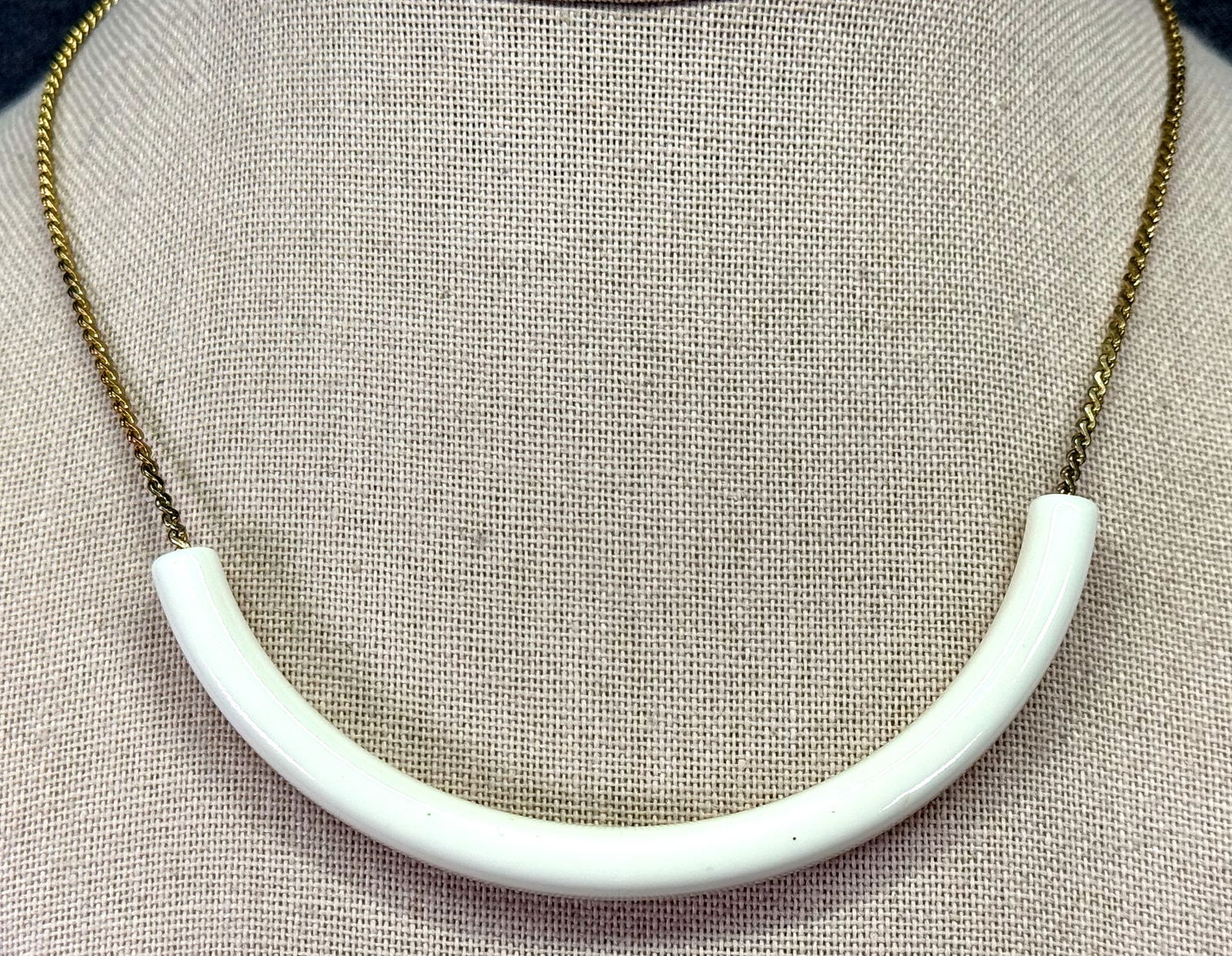 Vintage 80s whitish plastic gold-toned snake chain necklace #a: Vintage 80s whitish plastic gold-toned snake chain necklace. Unmarked. For measures please refer to the pictures taken with a measuring tape. Weight: 9 Grams. IN HOUSE FLAT SHIPPING & HANDLING COST WI