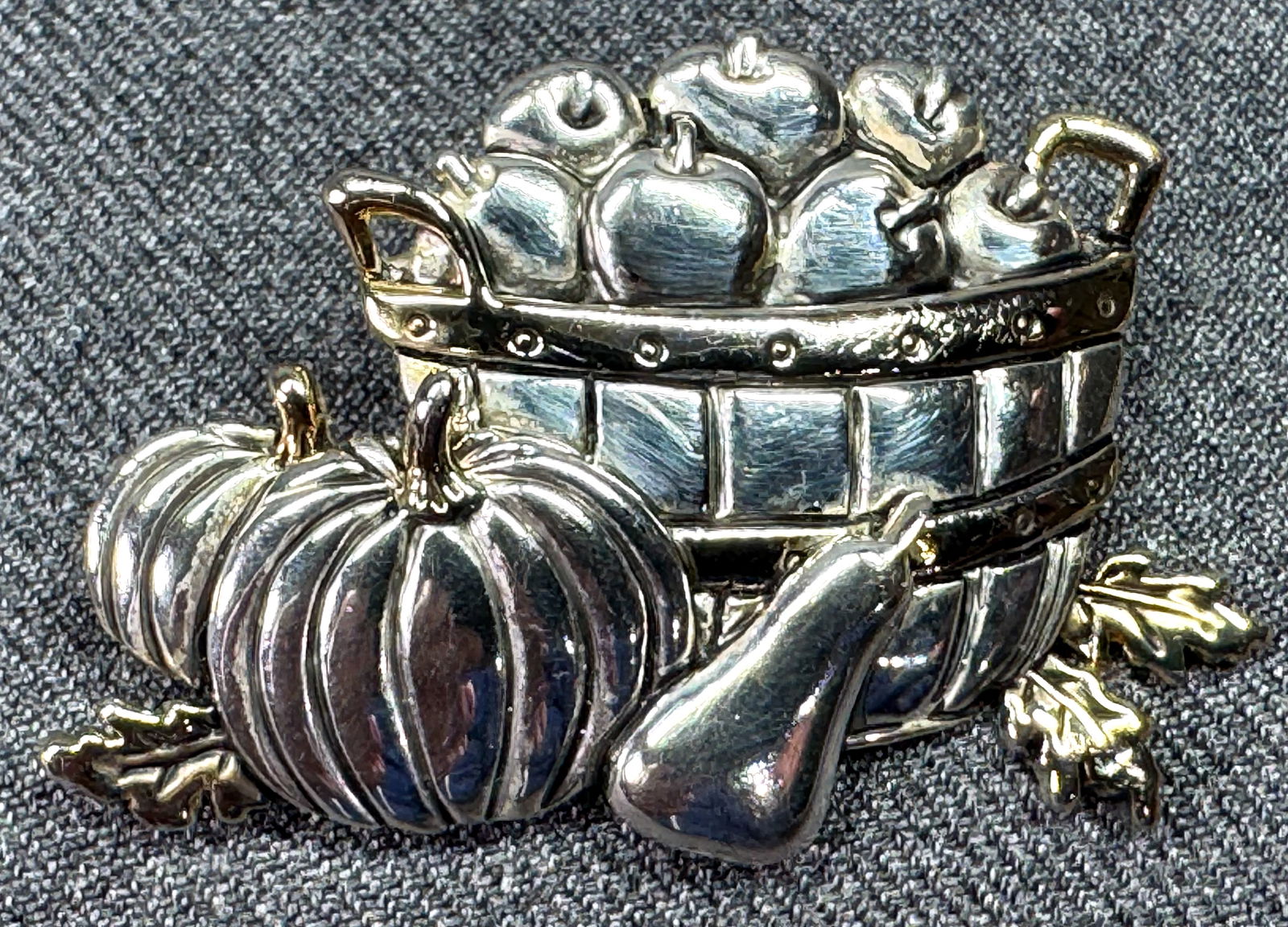 Vintage MJ golden & silver-toned fall harvest brooch pin pendant *a: Vintage MJ golden & silver-toned fall harvest brooch pin pendant. Marked. For measures please refer to the pictures taken with a measuring tape. Weight: 18 Grams. IN HOUSE FLAT SHIPPING & HANDLING COS